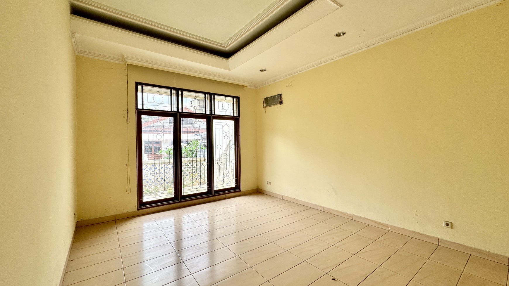 Dijual Rumah di Intercon Taman Kebon Jeruk, Jakarta Barat