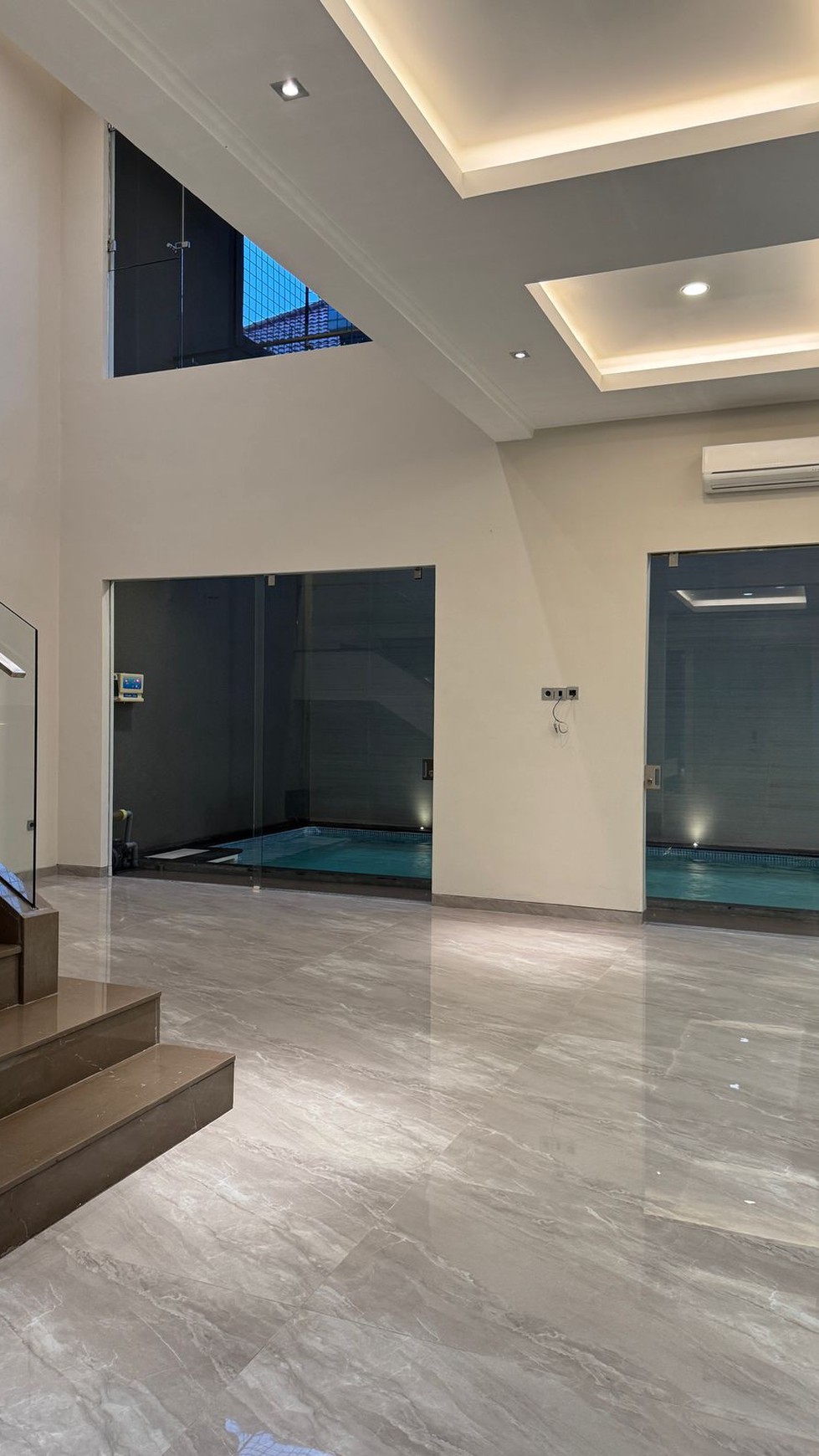 Murah Luas New Private Pool Rumah Dian Istana Dekat Graha Family, Pakuwon Indah, Citraland, Royal Residence, Bukit Darmo Golf, Pakuwon Mall, Supermall