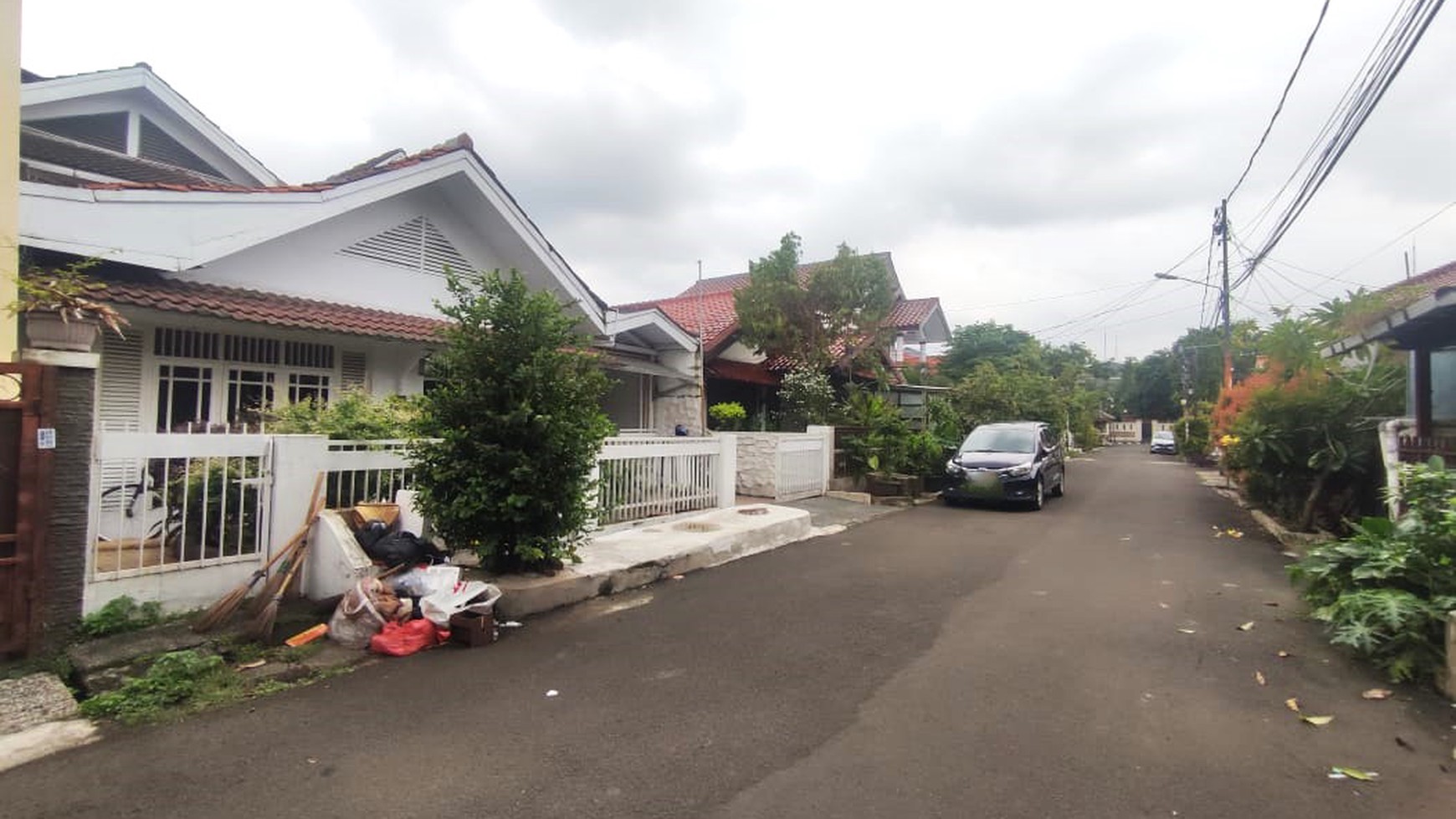 Rumah siap huni , bagus di Perumahan Strategis Karang Tengah, Ciledug