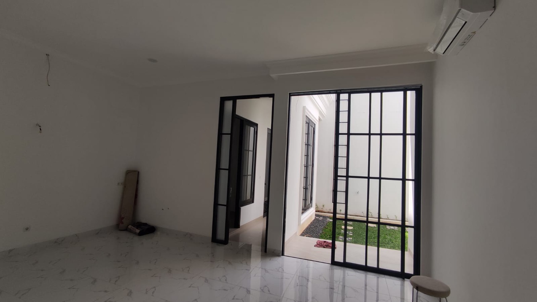 Rumah Brnd new, konsep American Clasic di Bintaro Sektor 5