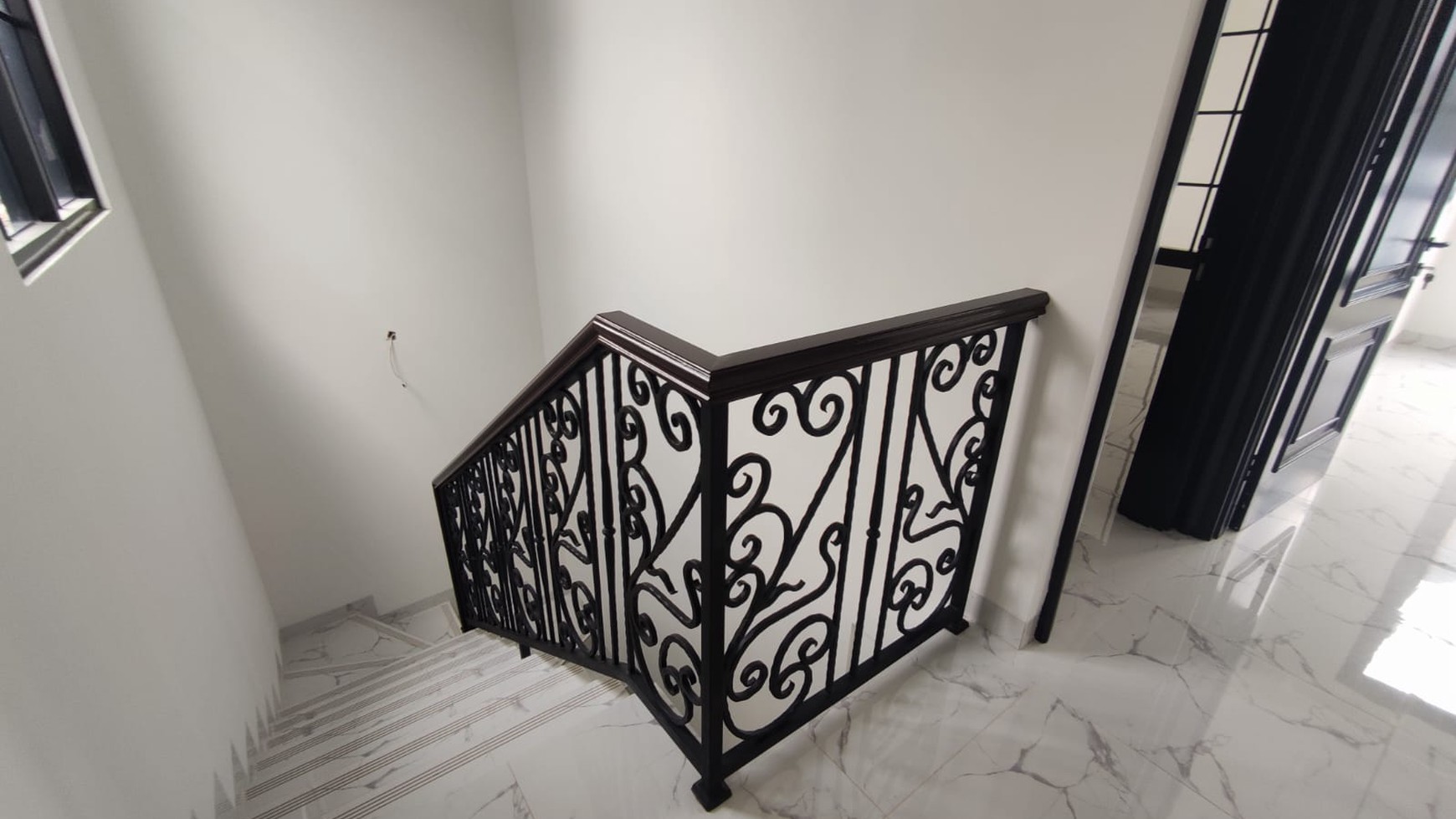 Rumah Brnd new, konsep American Clasic di Bintaro Sektor 5