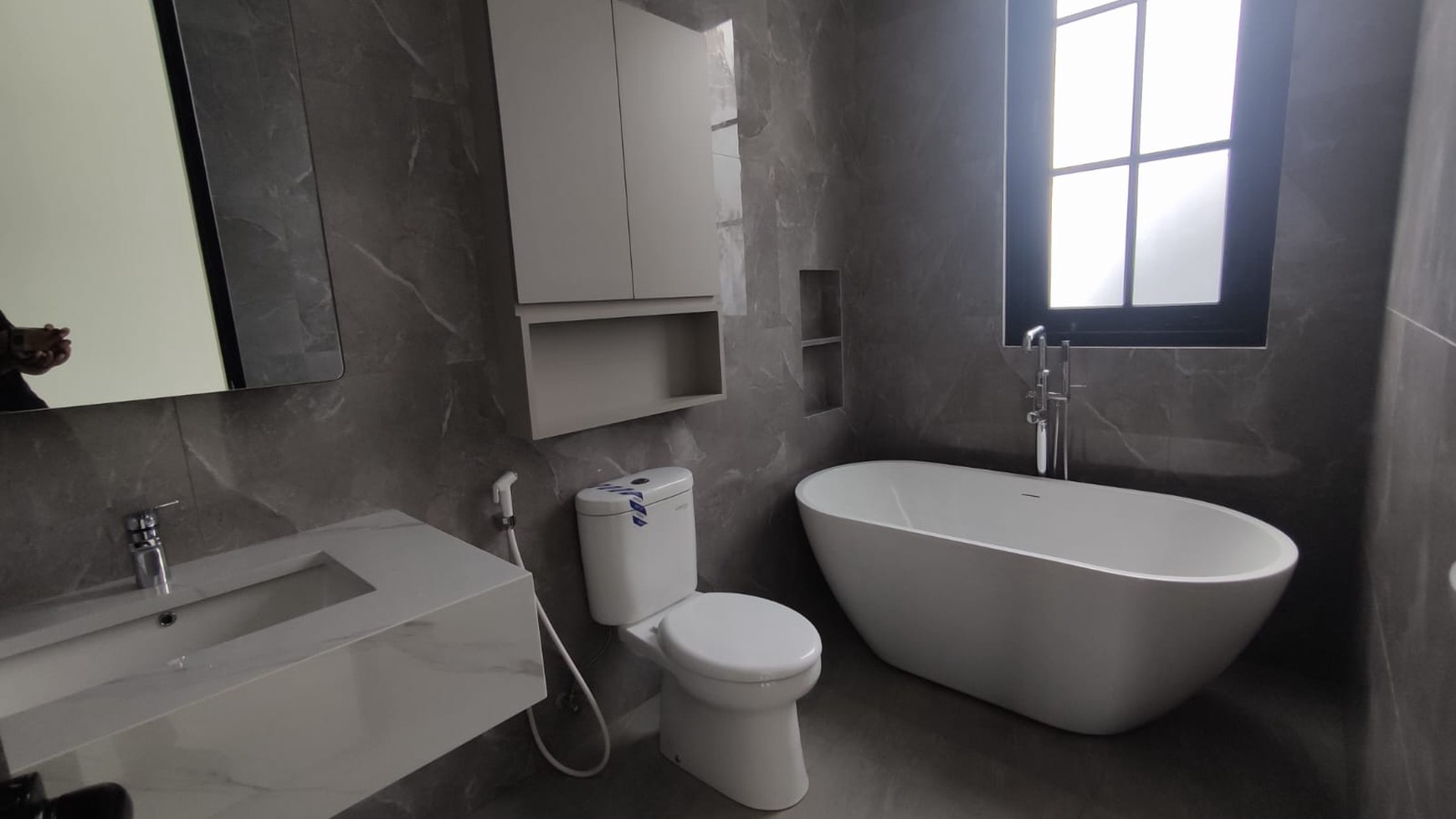 Rumah Brnd new, konsep American Clasic di Bintaro Sektor 5