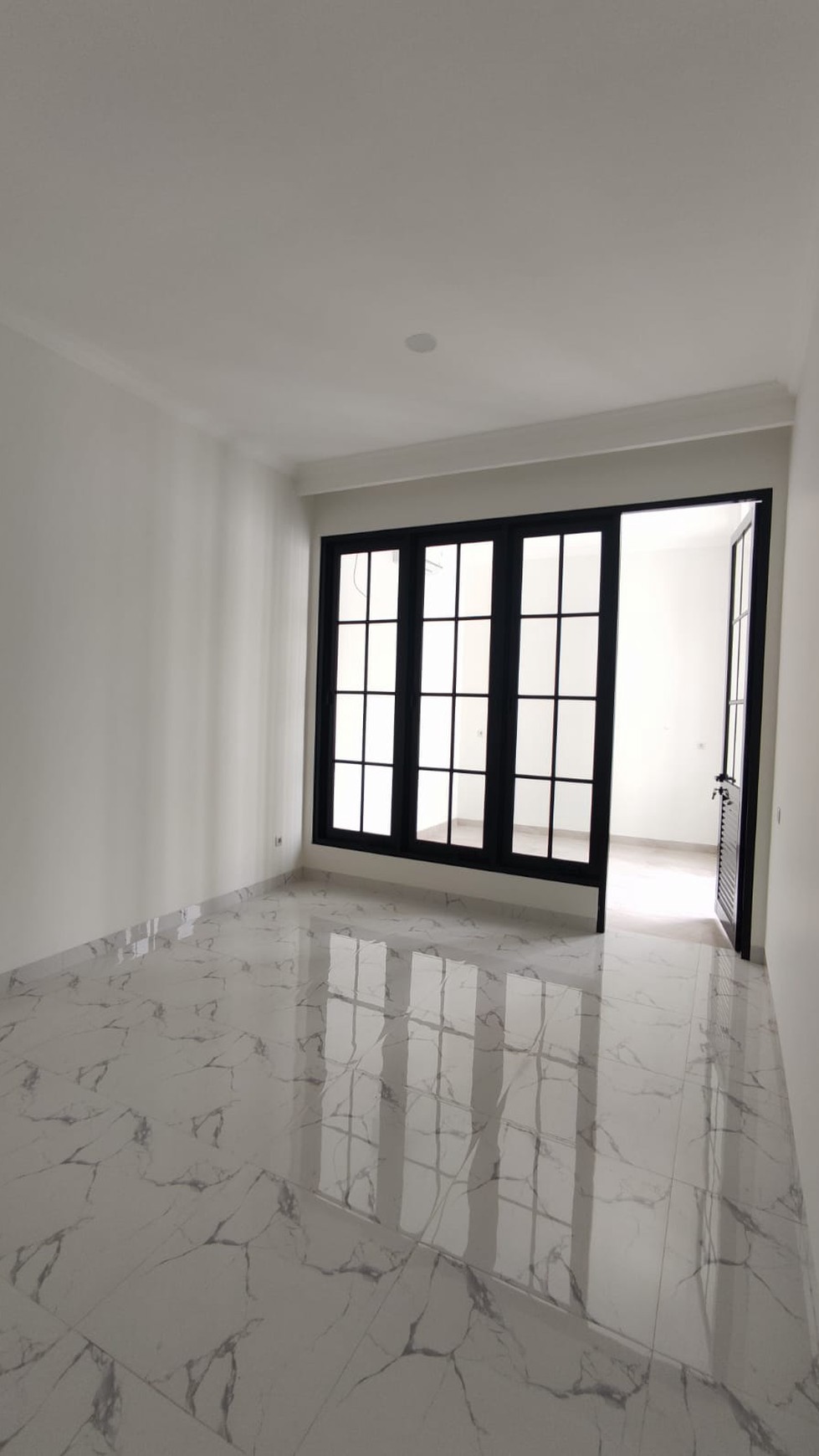 Rumah Brnd new, konsep American Clasic di Bintaro Sektor 5