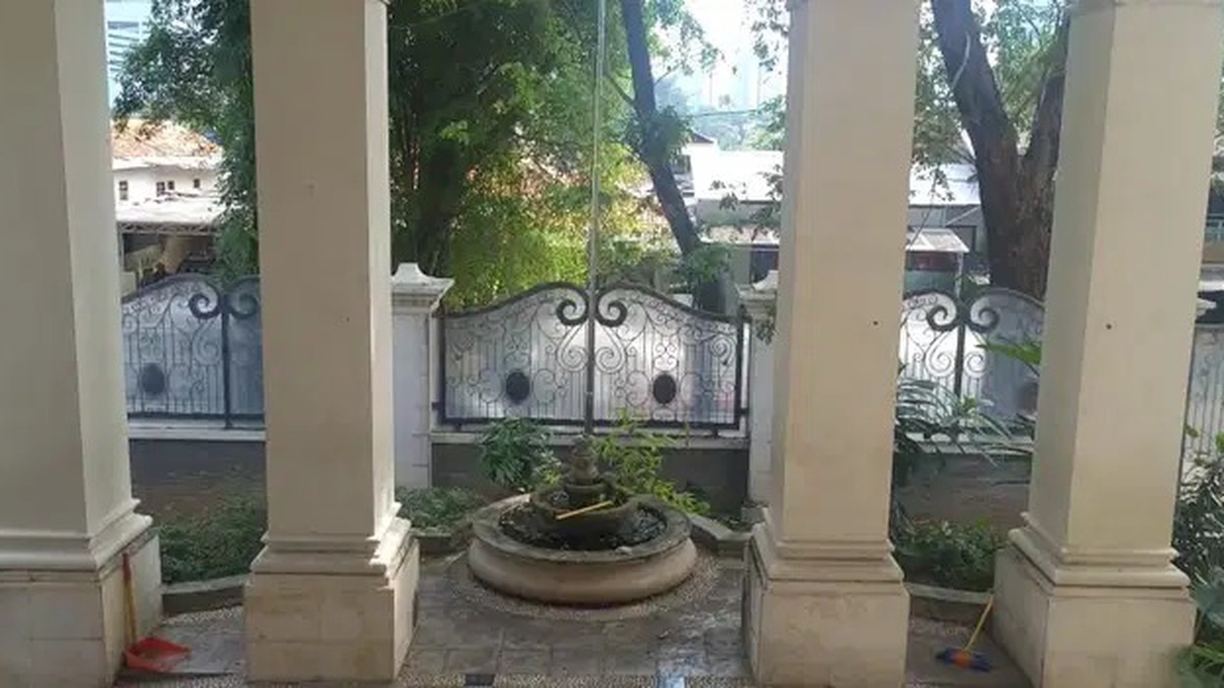 Rumah Mewah Asri Lokasi Strategis di Patra Kuningan Jakarta Selatan