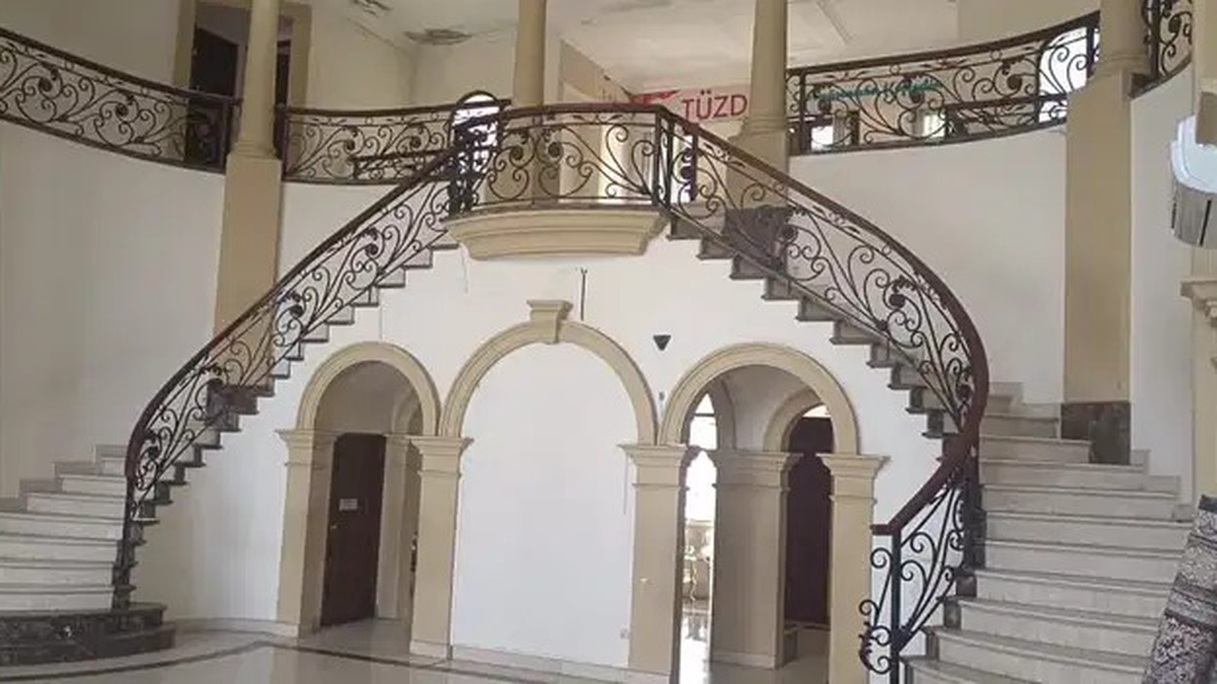 Rumah Mewah Asri Lokasi Strategis di Patra Kuningan Jakarta Selatan