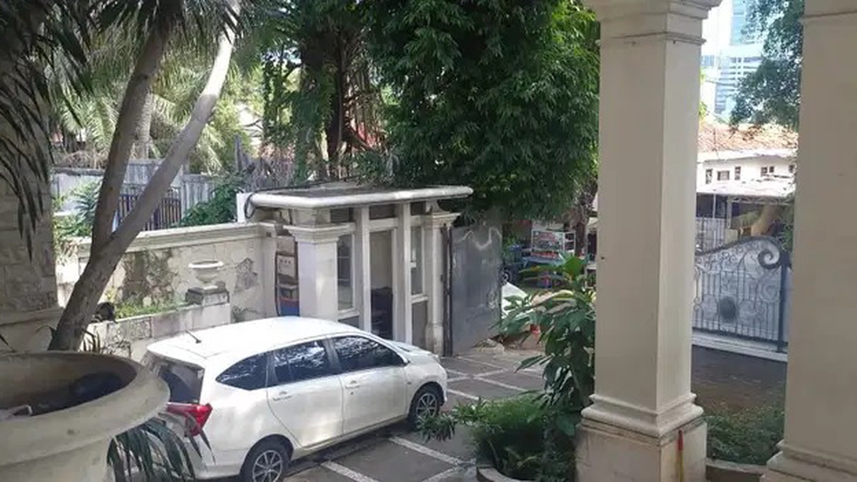 Rumah Mewah Asri Lokasi Strategis di Patra Kuningan Jakarta Selatan