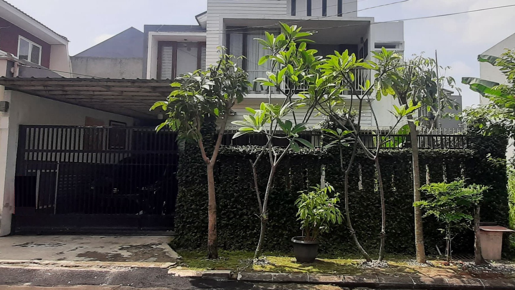 Rumah Bagus Keren Diarae Cluster Villa Dago Pamulang, Dekat UnPam