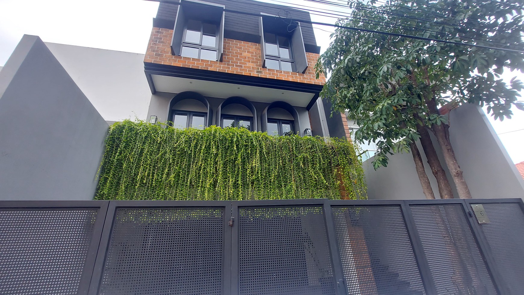 Rumah Cantik dan Mewah Semi Furnished di Pondok Indah