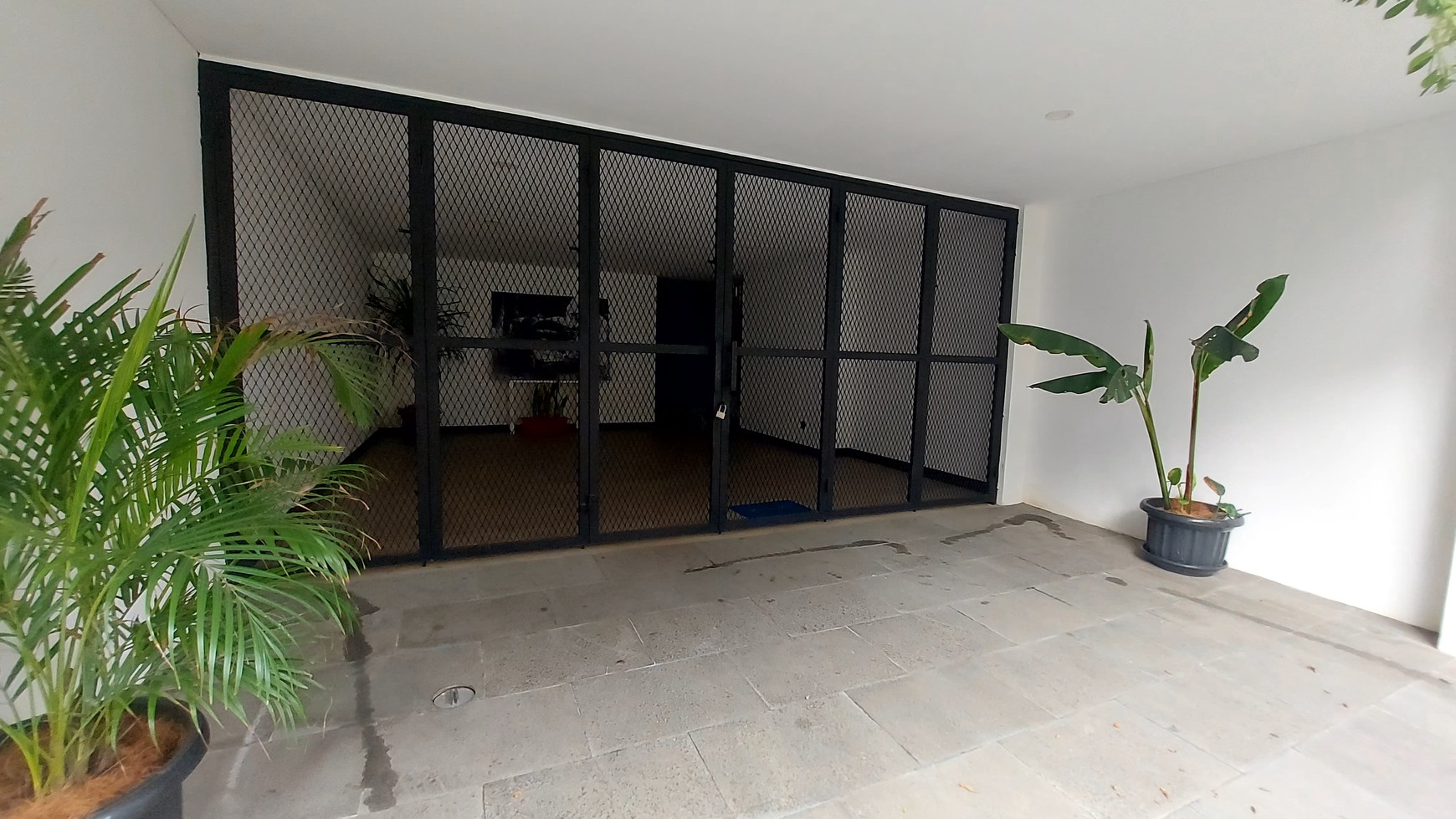 Rumah Cantik dan Mewah Semi Furnished di Pondok Indah