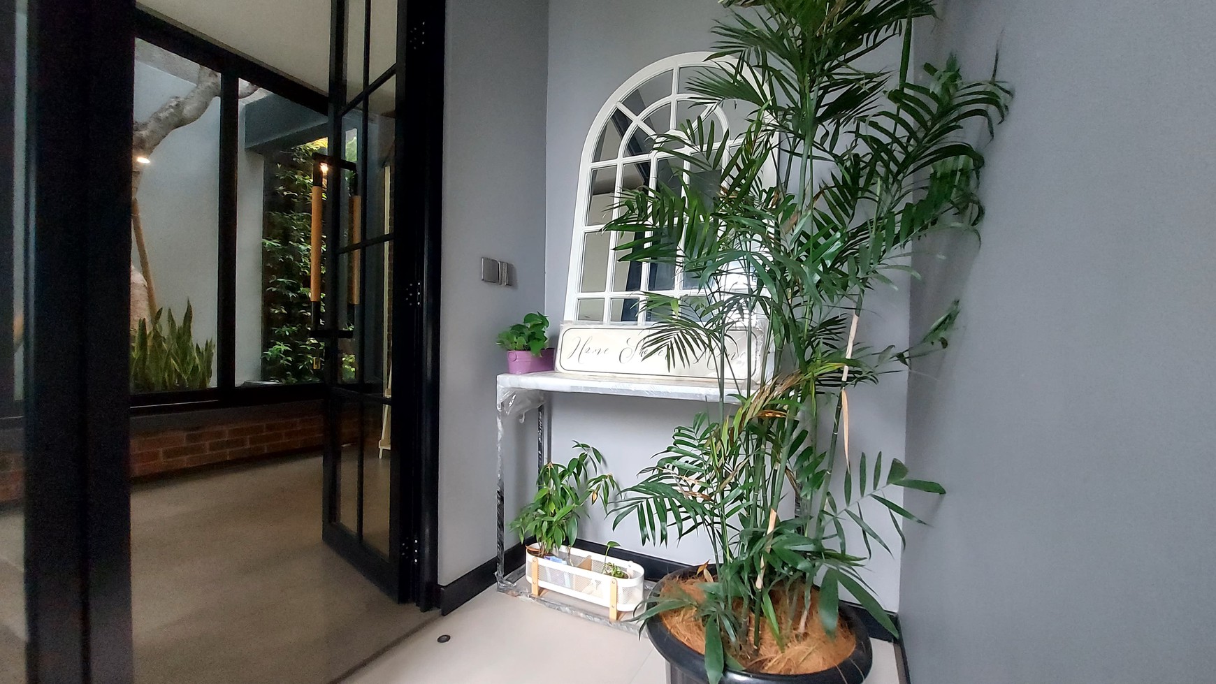 Rumah Cantik dan Mewah Semi Furnished di Pondok Indah