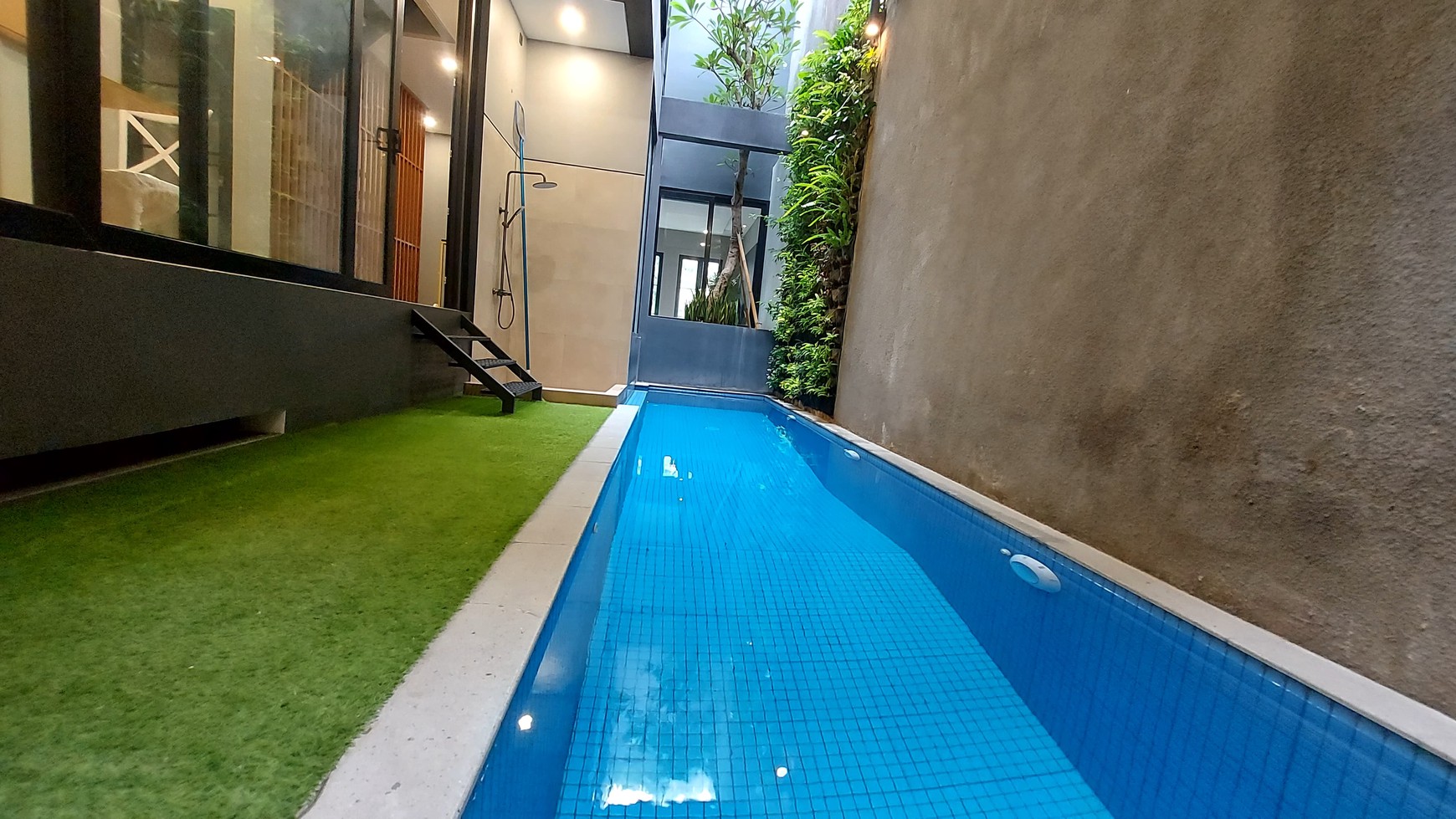 Rumah Cantik dan Mewah Semi Furnished di Pondok Indah