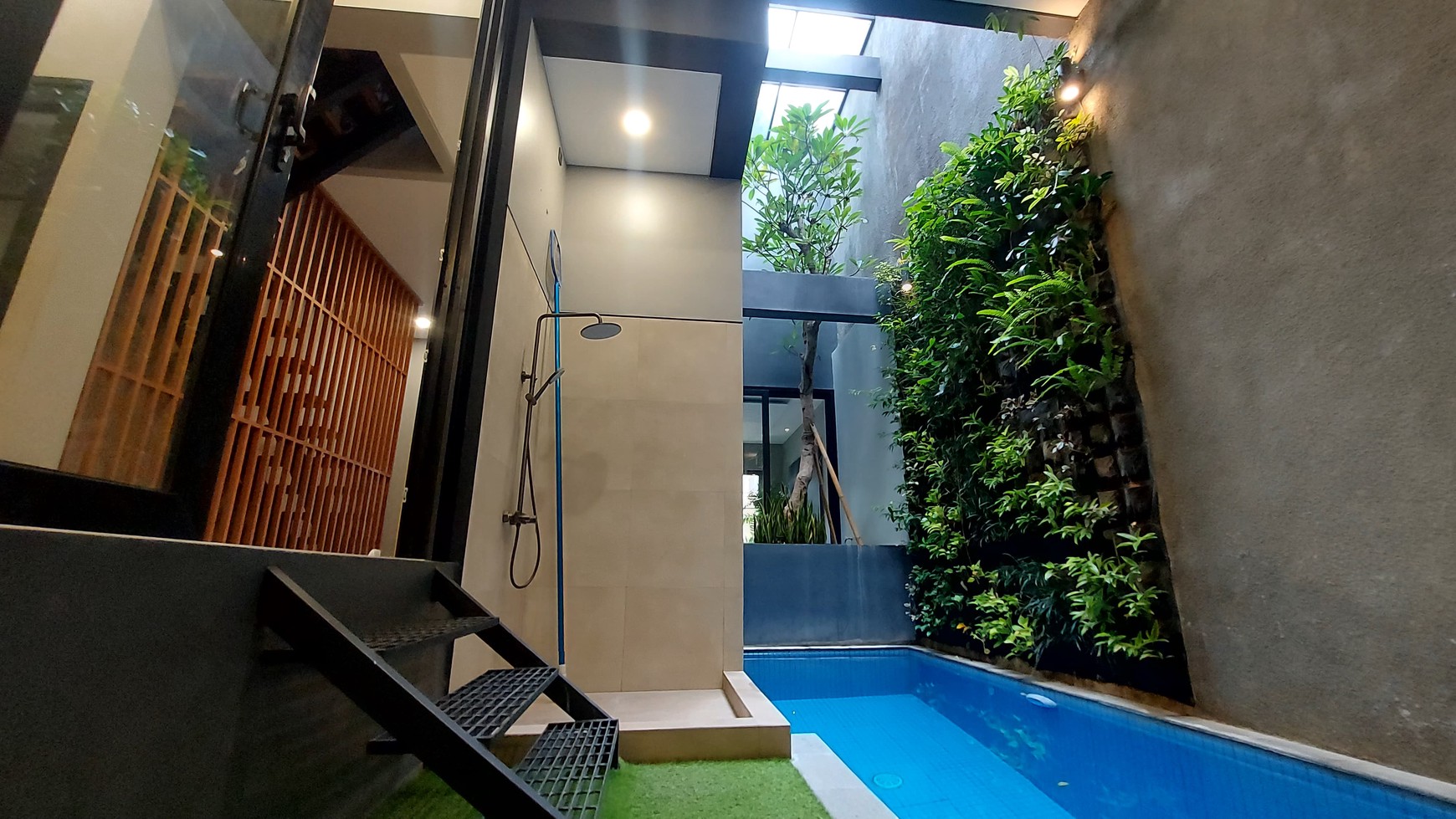 Rumah Cantik dan Mewah Semi Furnished di Pondok Indah