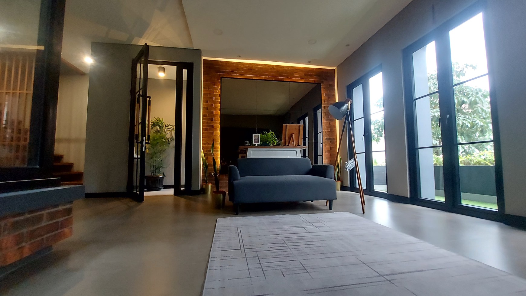 Rumah Cantik dan Mewah Semi Furnished di Pondok Indah