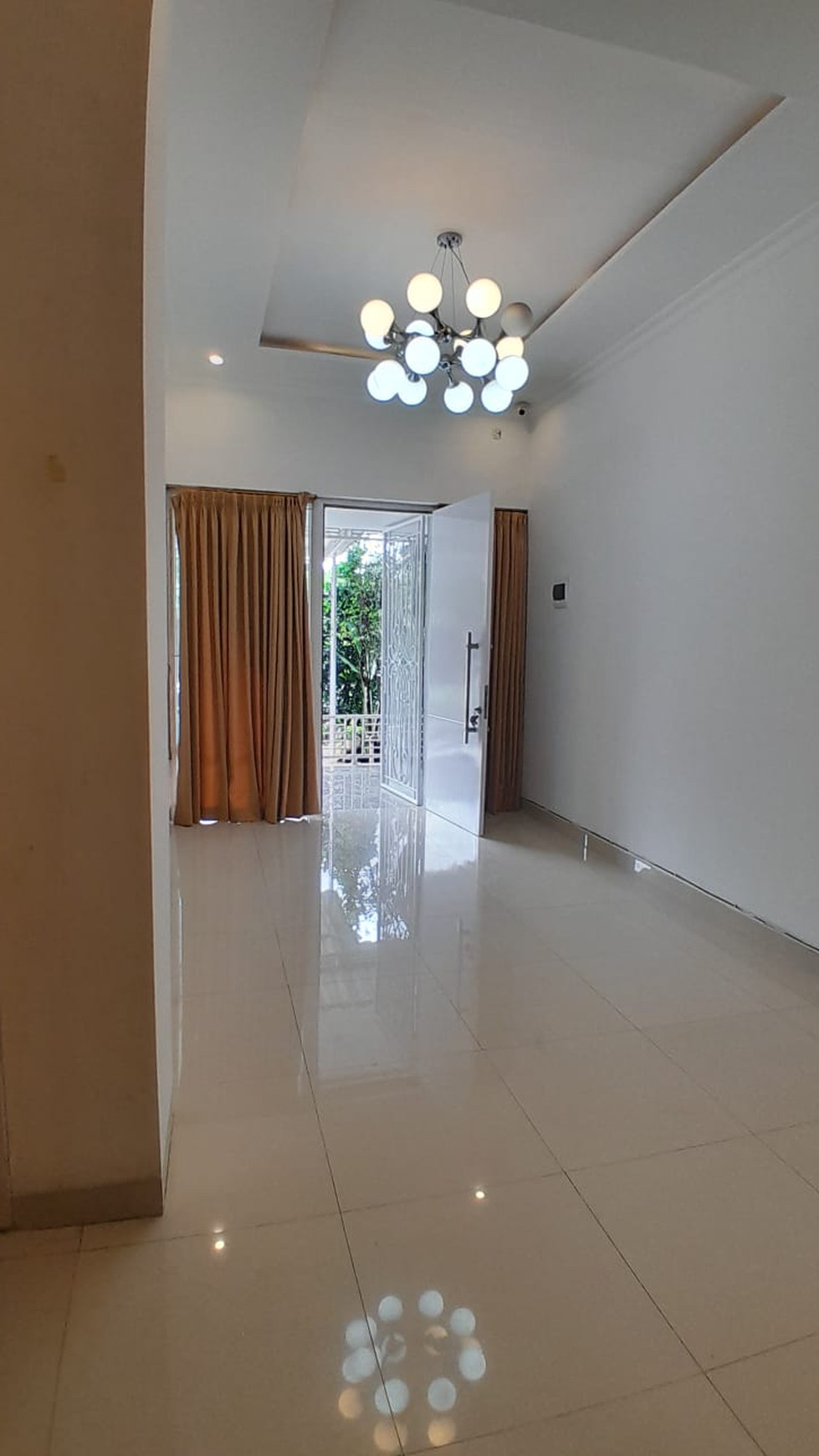 Rumah Cantik depan Taman di Citragran Cibubur dekat Mall dan selangkah menuju Tol Jatikarya
