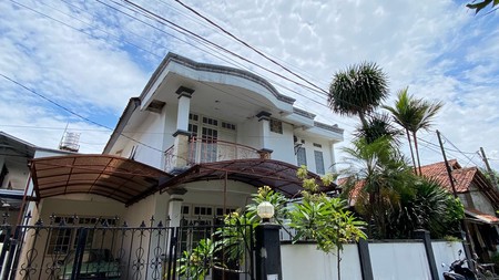 Rumah dengan Kos-Kosan di Cinere, Semi Furnished - Investasi Menjanjikan