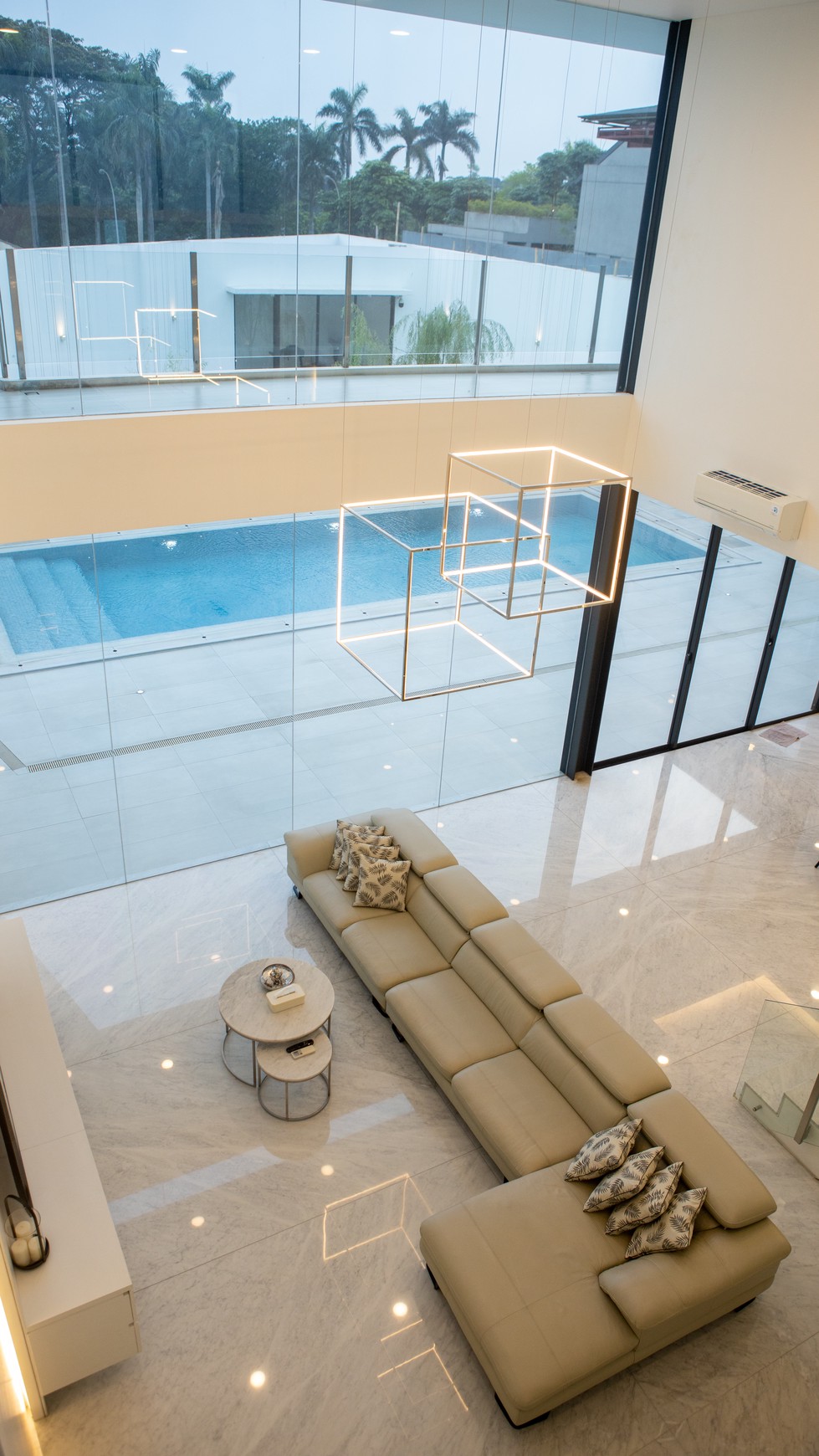 Rumah Mewah seperti Villa di BSD City