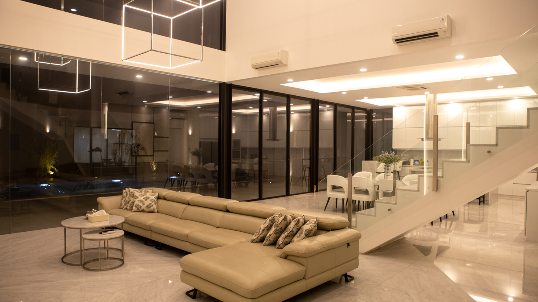 Rumah Mewah seperti Villa di BSD City