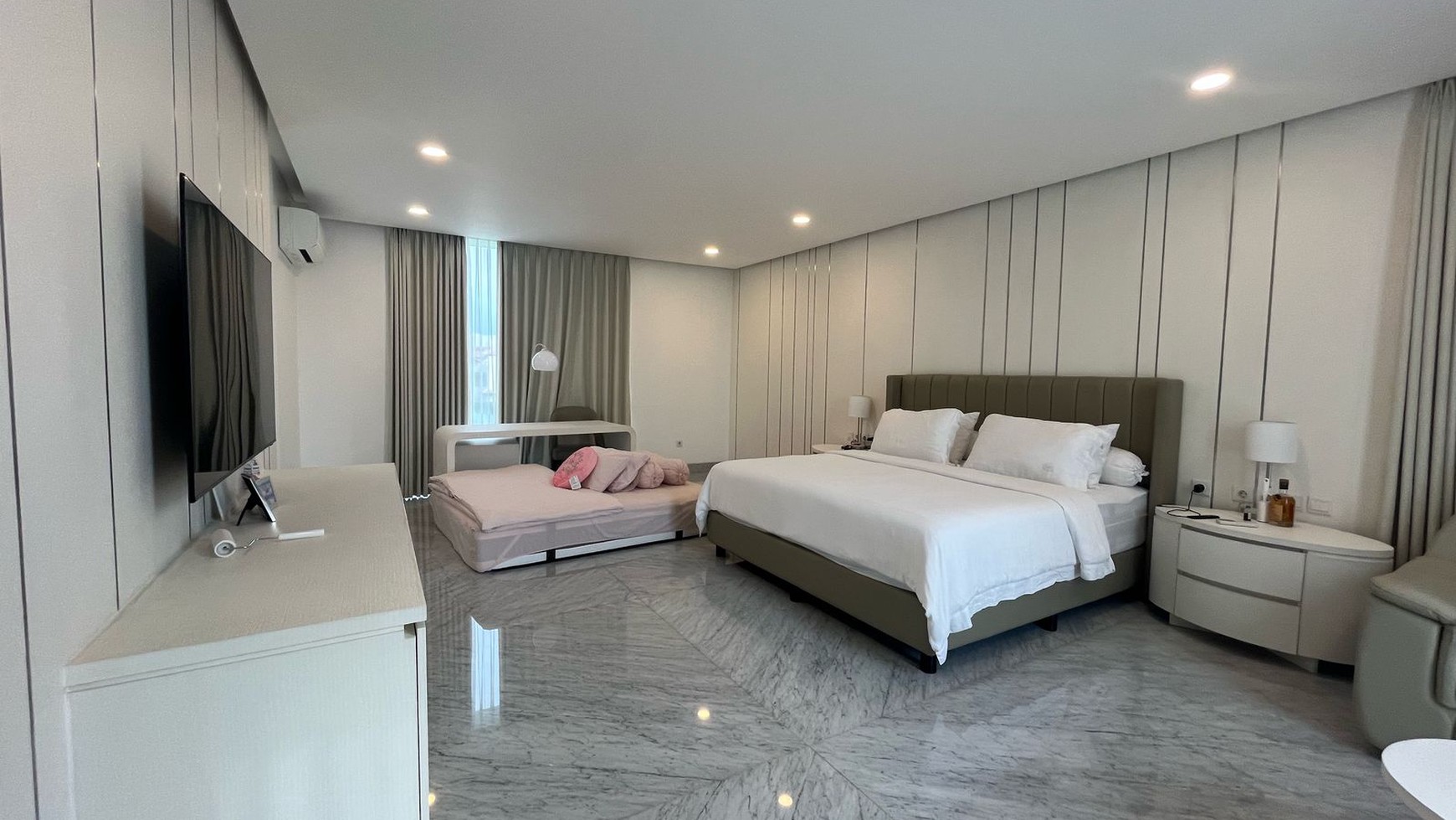 Rumah Mewah seperti Villa di BSD City