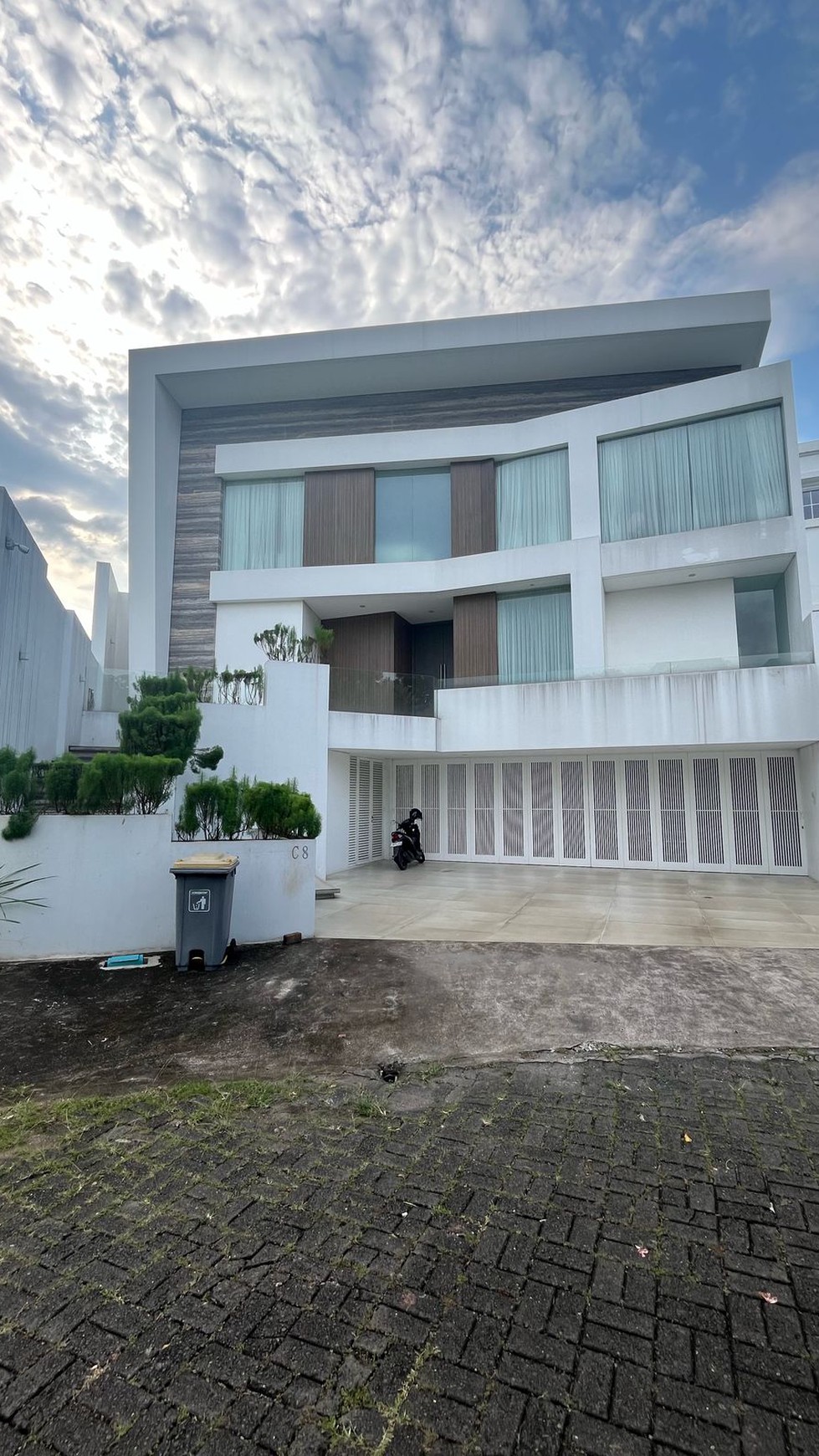 Rumah Mewah seperti Villa di BSD City