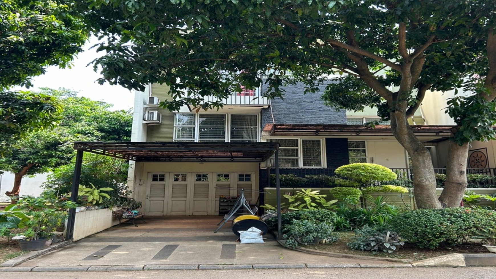 Rumah Split Level Dijual Cepat di Cluster East Esplanade Grand Wisata - Hadap Timur, Depan Taman