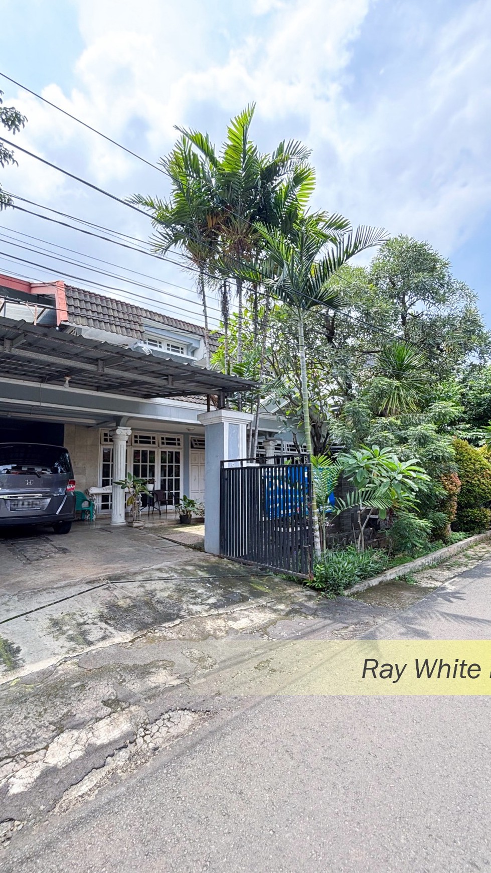 RUMAH ASRI DAN CLASIK DI PONDOK KELAPA, JAKARTA TIMUR