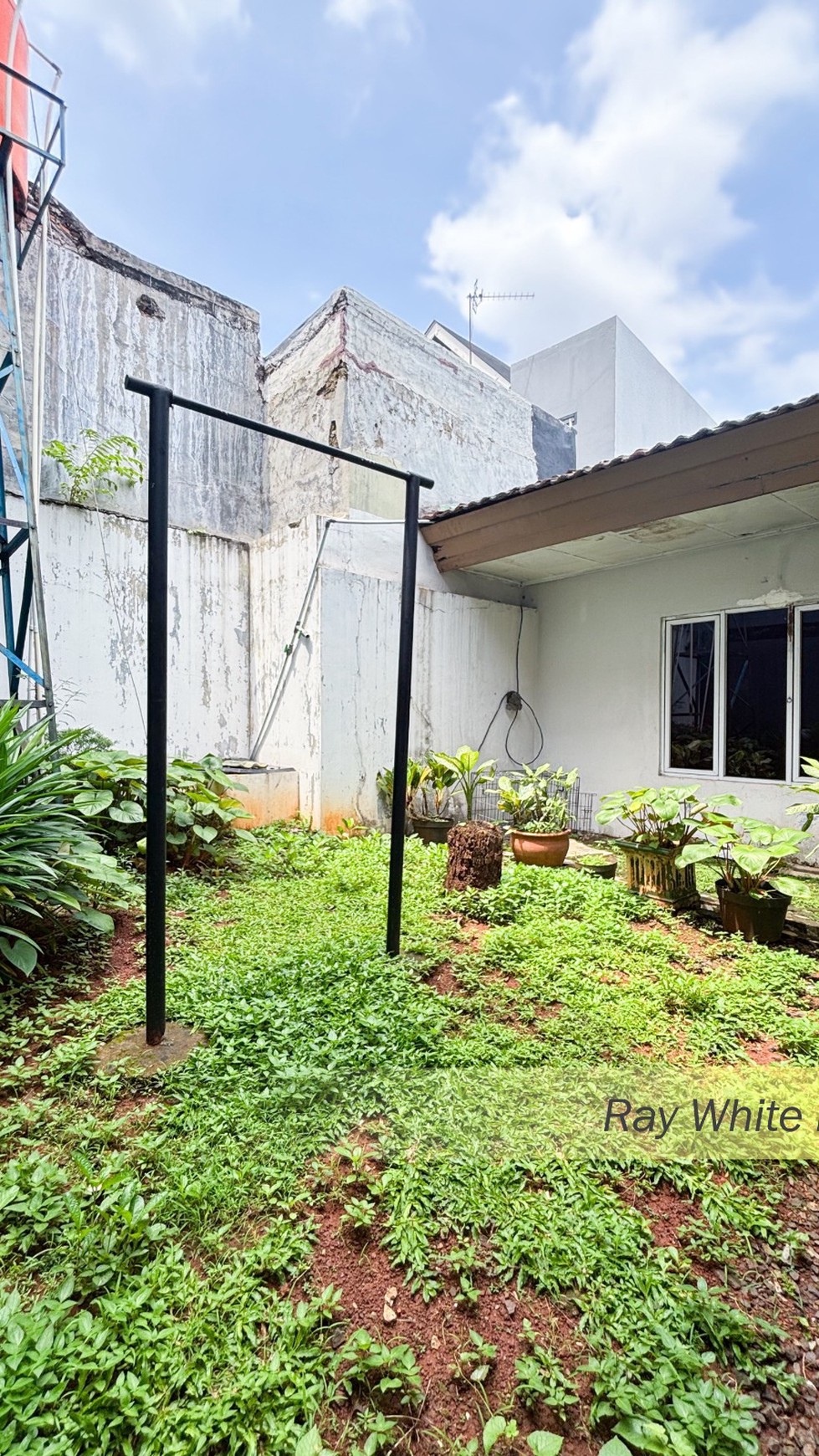 RUMAH ASRI DAN CLASIK DI PONDOK KELAPA, JAKARTA TIMUR