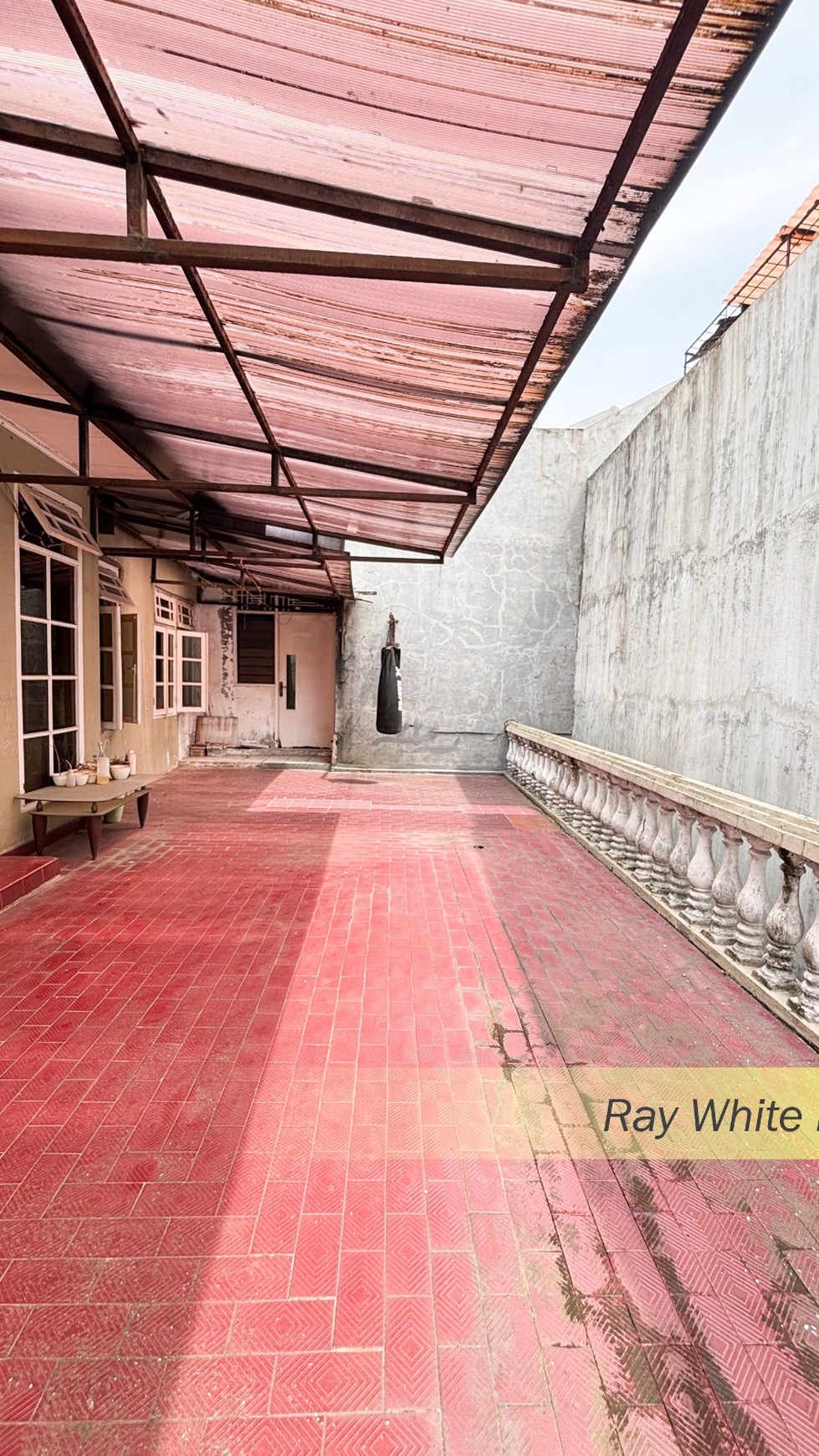 RUMAH ASRI DAN CLASIK DI PONDOK KELAPA, JAKARTA TIMUR