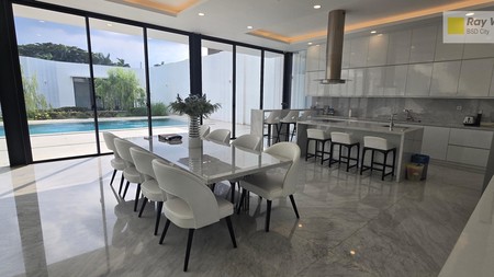 Rumah Mewah di Teras Golf BSD City, dengan Kolam renang