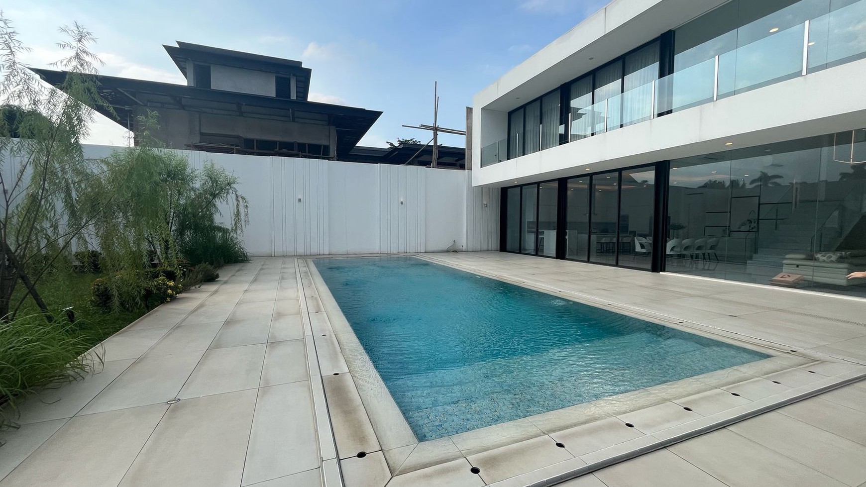 Rumah Mewah di Teras Golf BSD City, dengan Kolam renang
