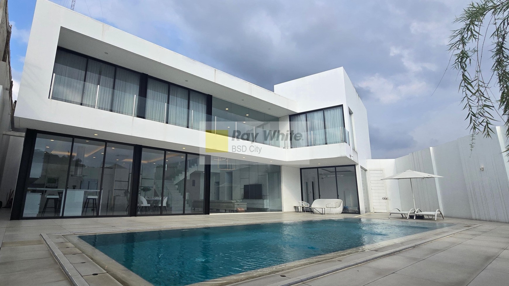 Rumah Mewah di Teras Golf BSD City, dengan Kolam renang