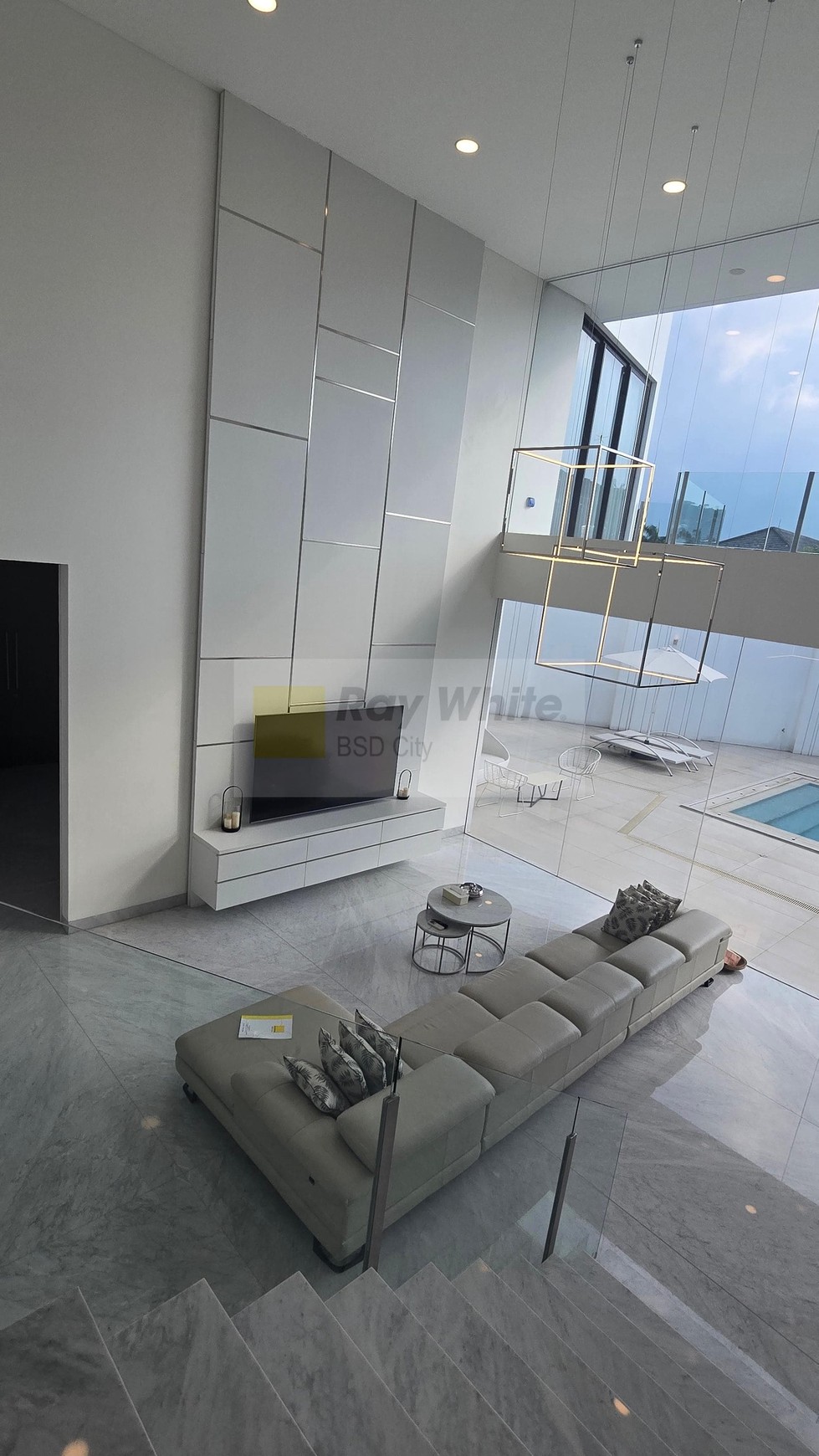 Rumah Mewah di Teras Golf BSD City, dengan Kolam renang