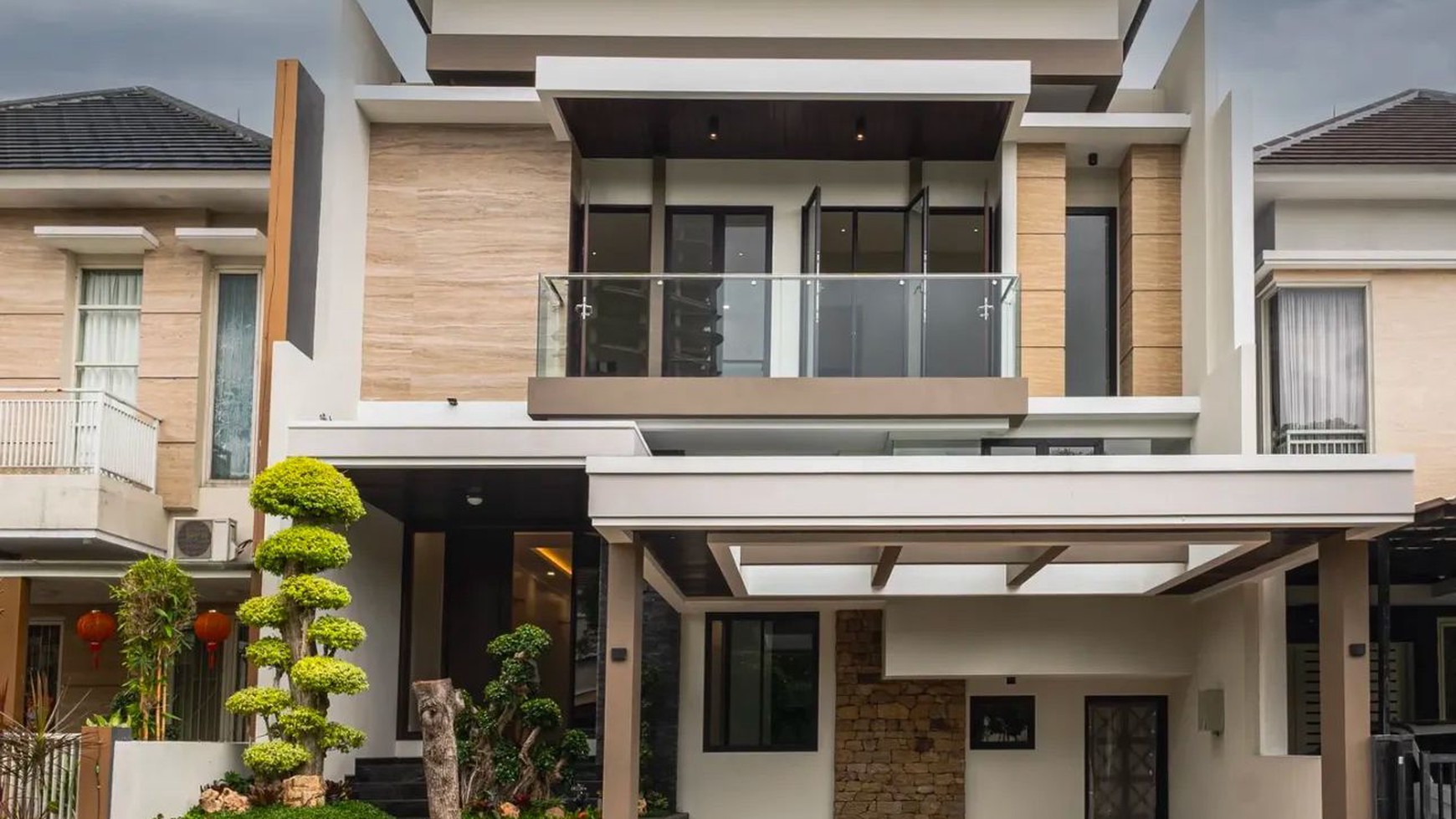 1653. Rumah Mewah baru gress East Emerald Mansion Citraland Surabaya