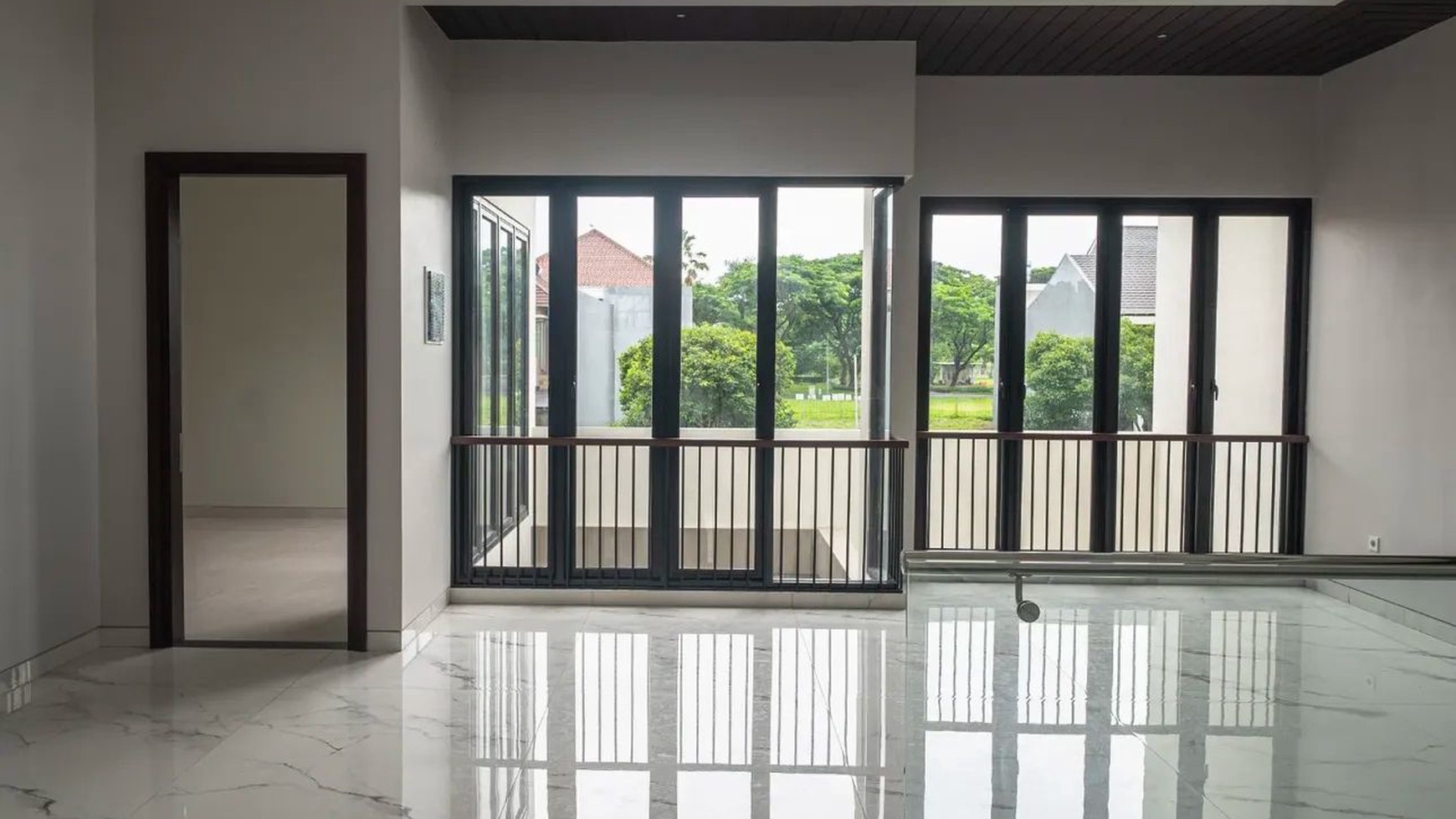 1653. Rumah Mewah baru gress East Emerald Mansion Citraland Surabaya