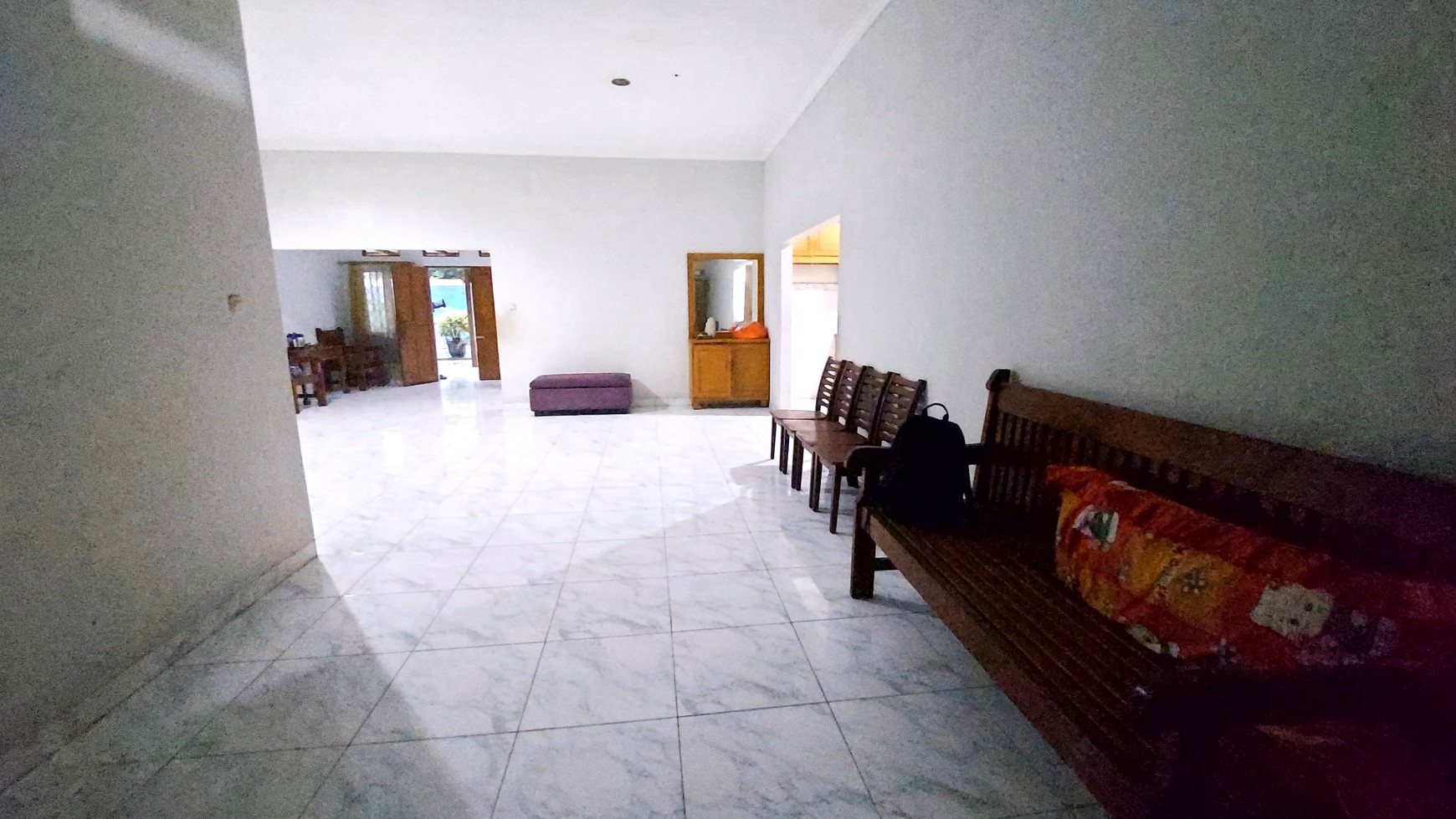 Dijual Rumah Asri dengan tanah Luas di Arco Sawangan, Depok.