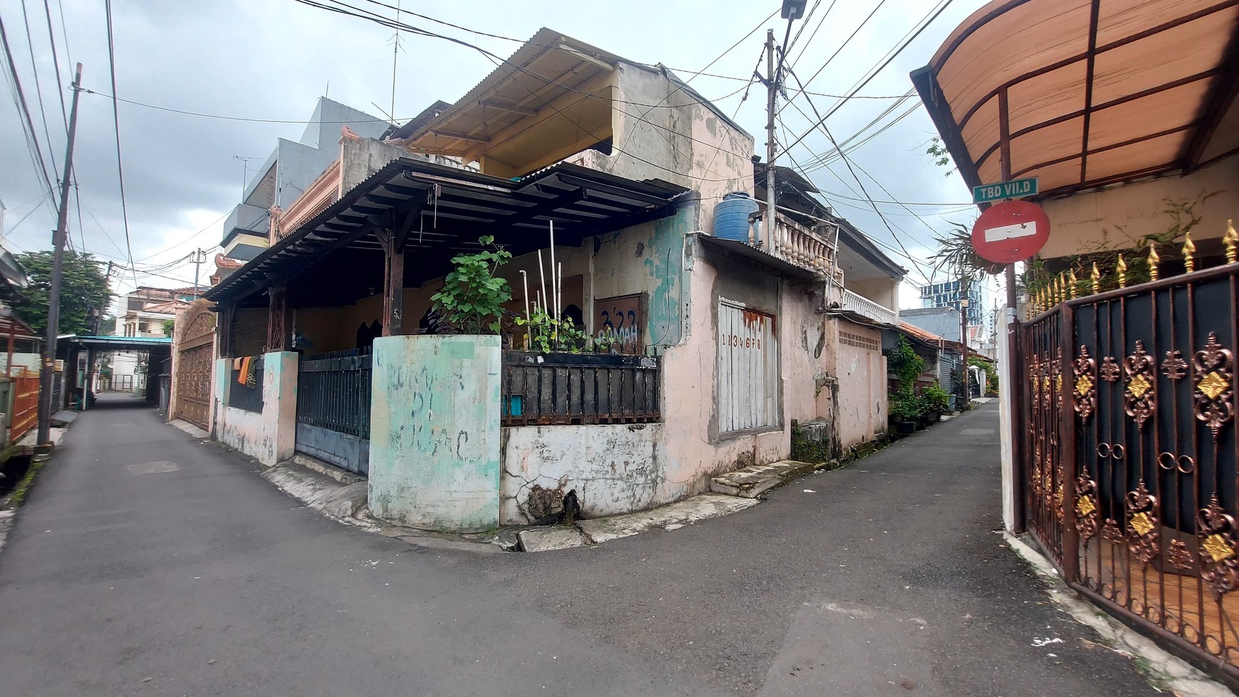 Rumah Hoek Bangunan Lama Cocok Untuk Usaha Kost di Tebet