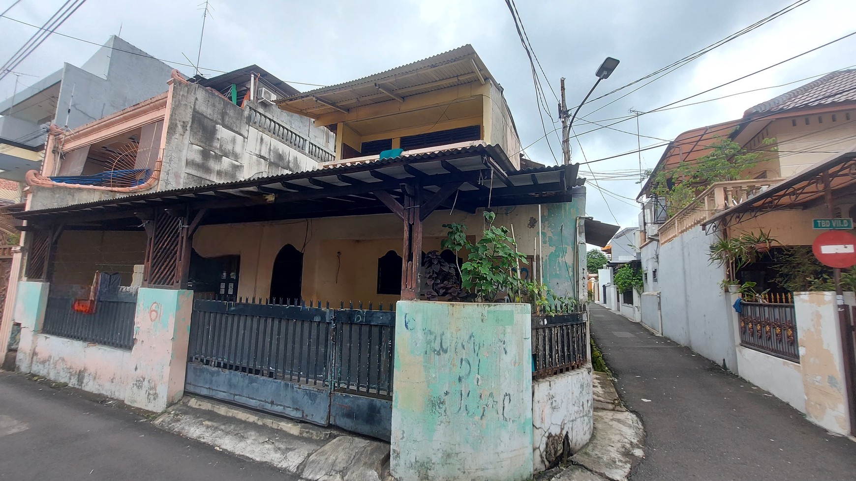 Rumah Hoek Bangunan Lama Cocok Untuk Usaha Kost di Tebet