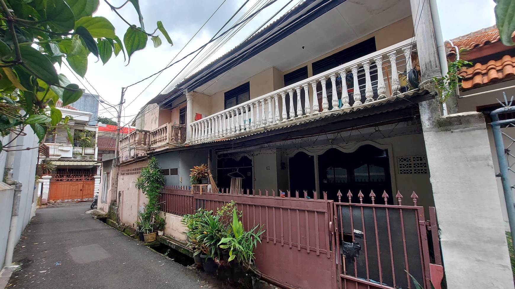 Rumah Hoek Bangunan Lama Cocok Untuk Usaha Kost di Tebet