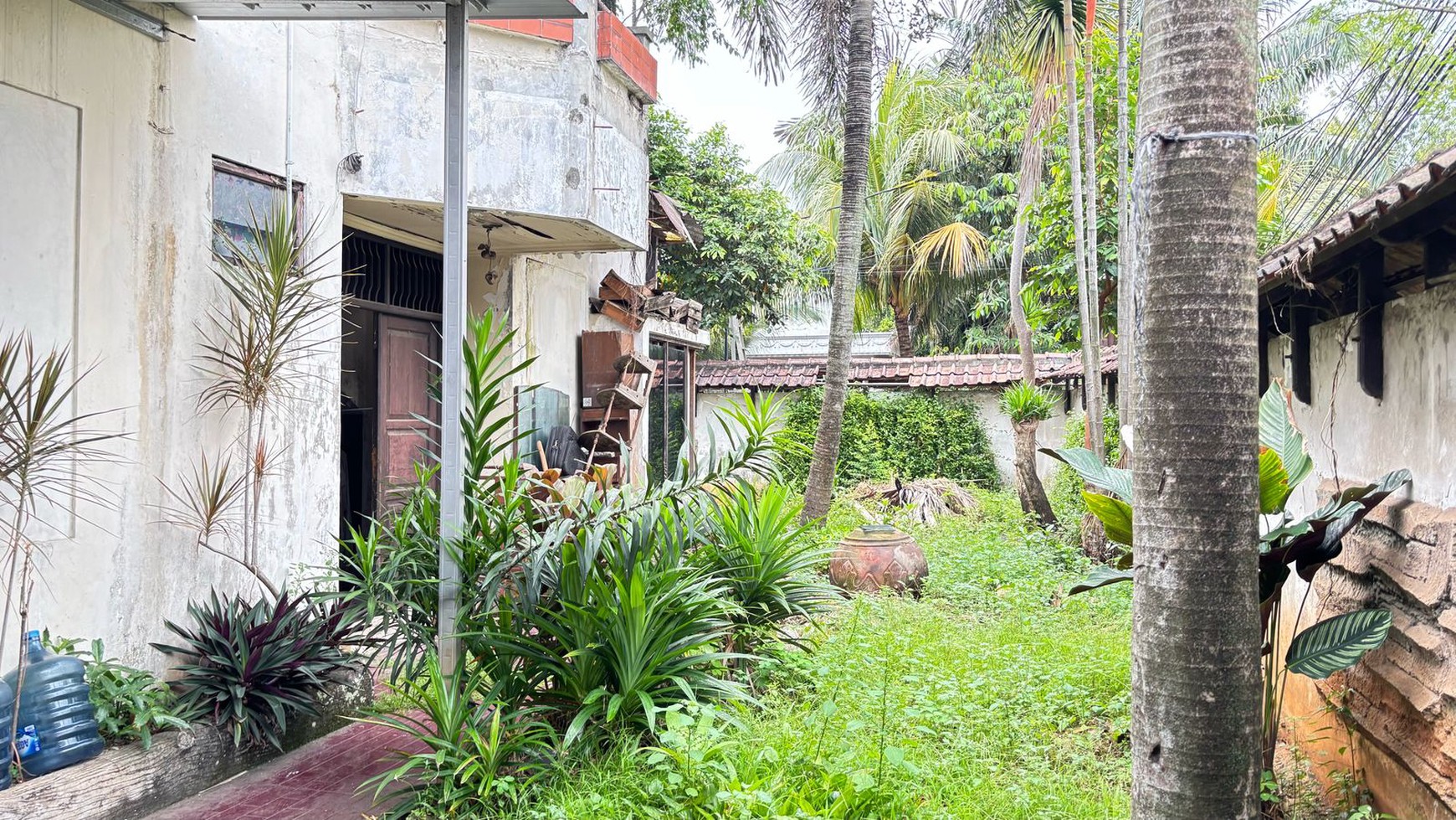 Di Jual Tanah Beserta Bangunan Suadah Tua posisi Hook di Lebak Bulus, Cilandak, Jakarta Selatan