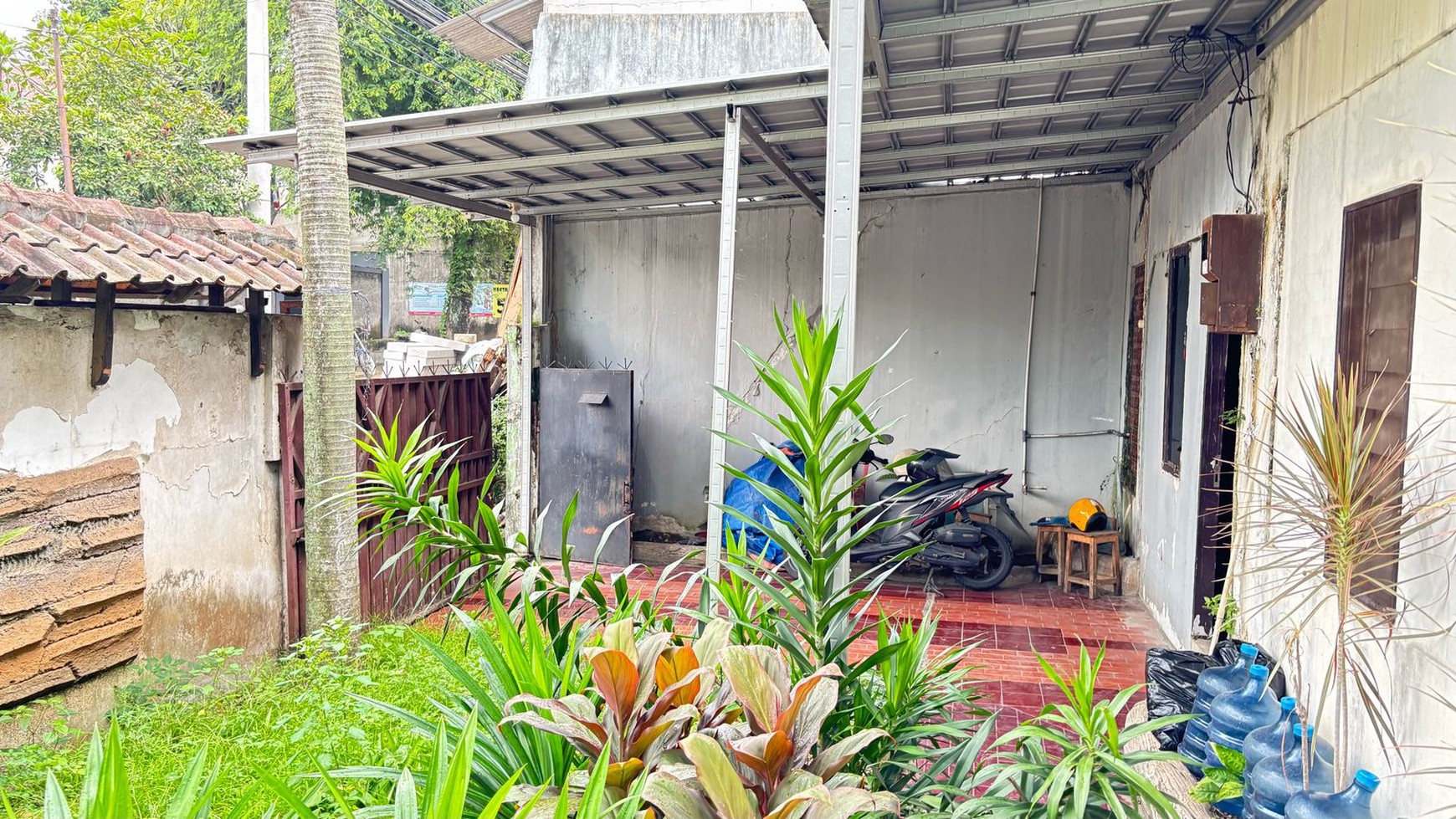 Di Jual Tanah Beserta Bangunan Suadah Tua posisi Hook di Lebak Bulus, Cilandak, Jakarta Selatan