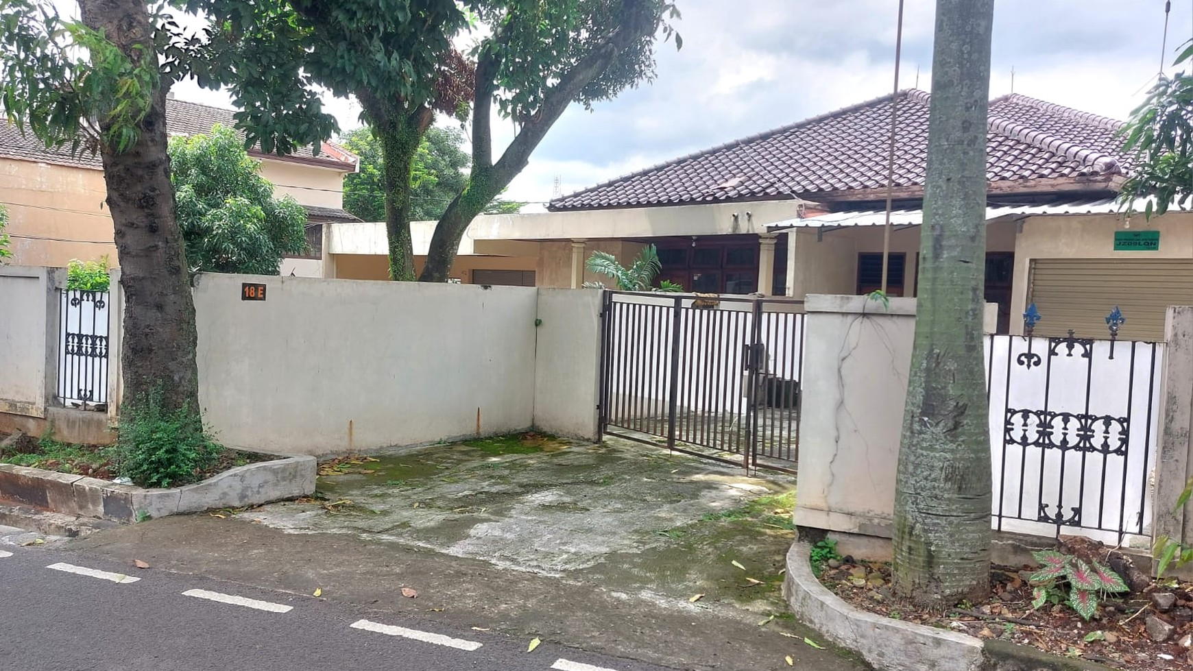 Dijual Tanah dengan Rumah Tua di Lebak Bulus, Jakarta Selatan.