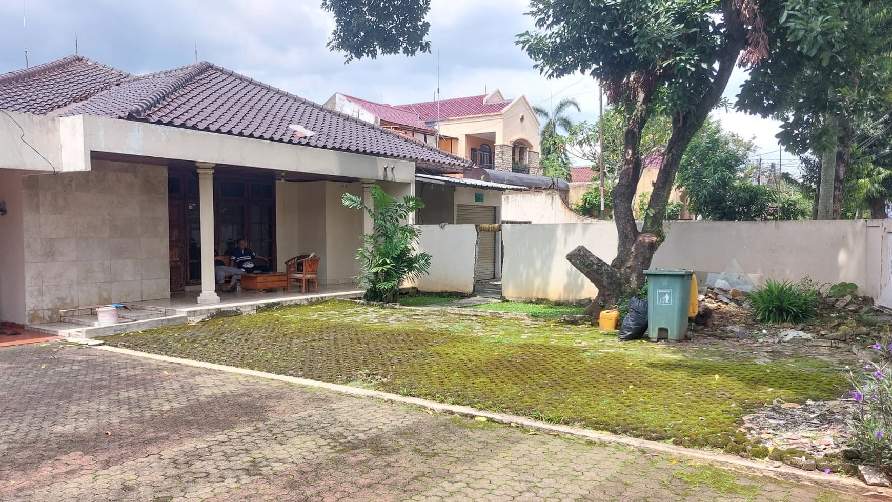 Dijual Tanah dengan Rumah Tua di Lebak Bulus, Jakarta Selatan.