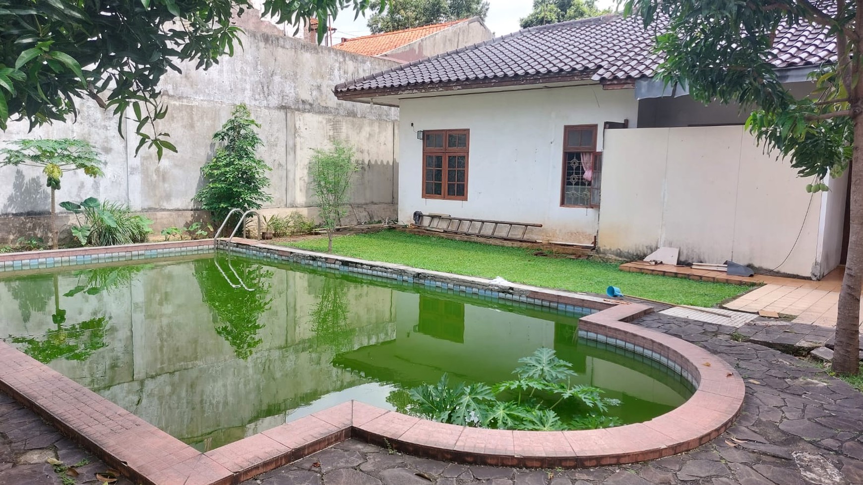 Dijual Tanah dengan Rumah Tua di Lebak Bulus, Jakarta Selatan.