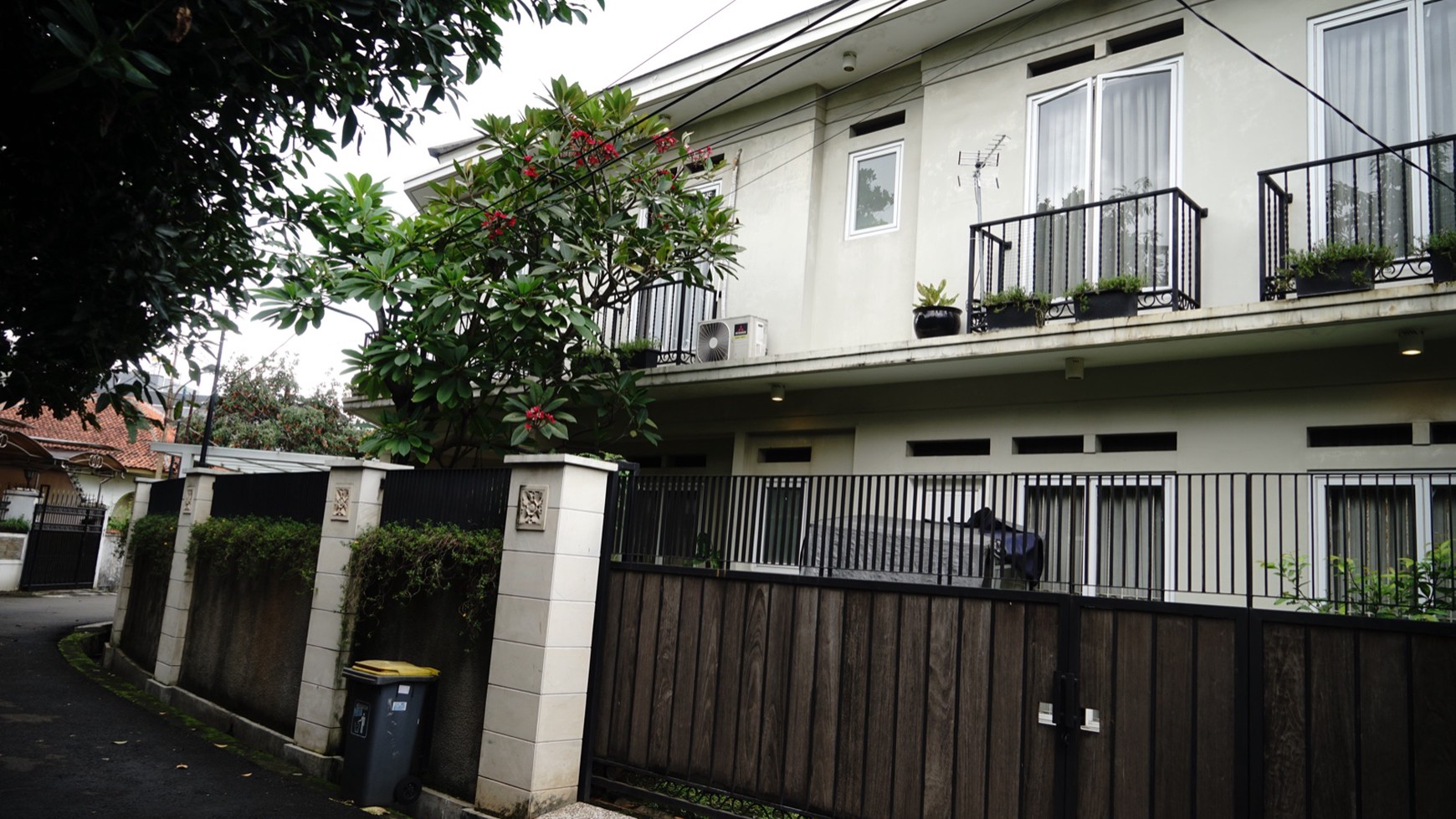 Dijual Rumah  2 Lantai Siap Huni daerah  Tanah Kusir