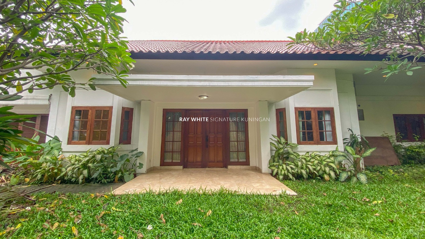 Rumah Hunian Nyaman dengan Kolam Renang di Jl Wijaya Kebayoran Baru