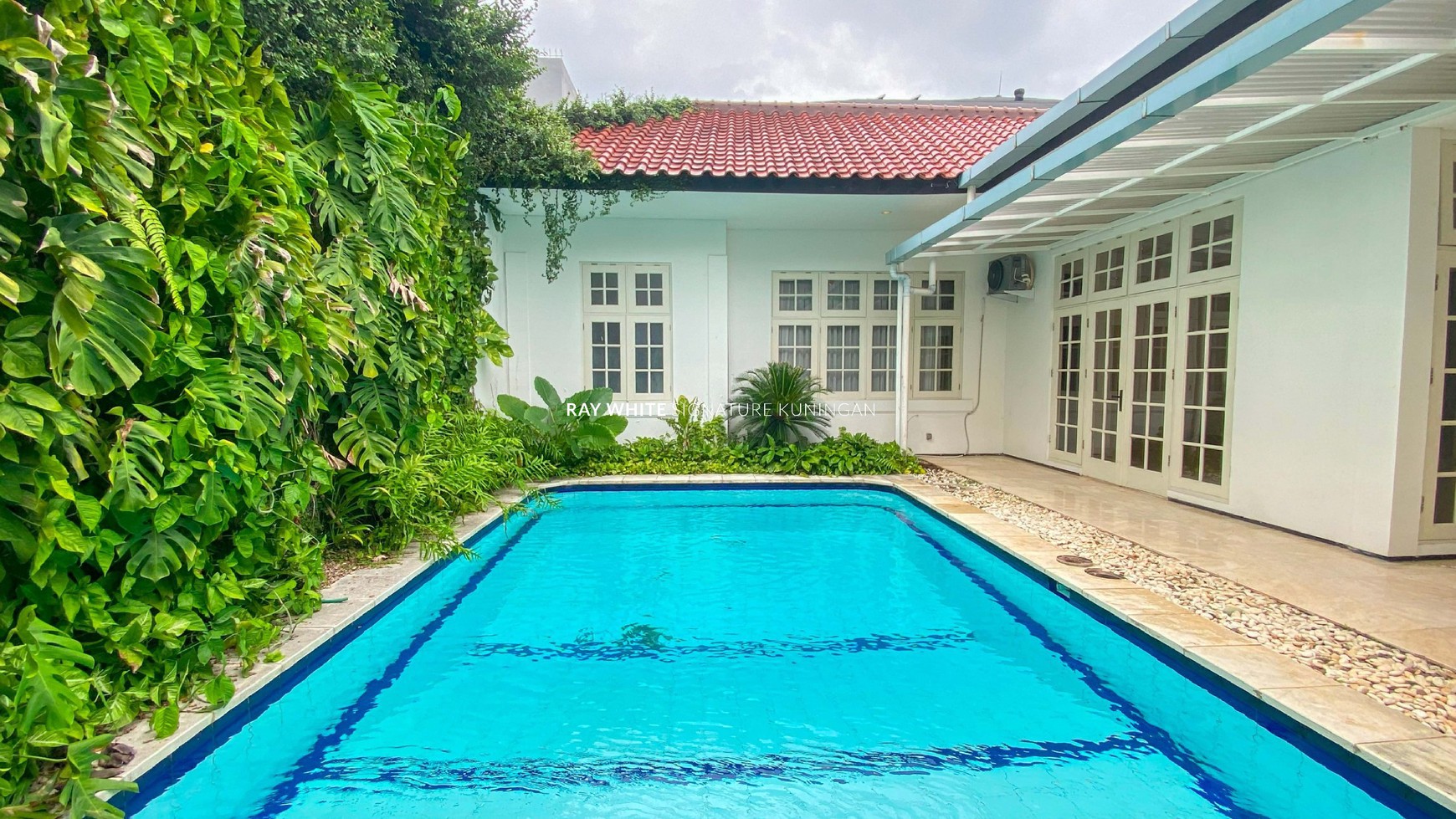 Rumah Hunian Nyaman dengan Kolam Renang di Jl Wijaya Kebayoran Baru