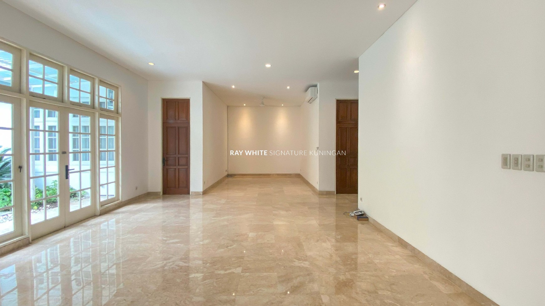 Rumah Hunian Nyaman dengan Kolam Renang di Jl Wijaya Kebayoran Baru