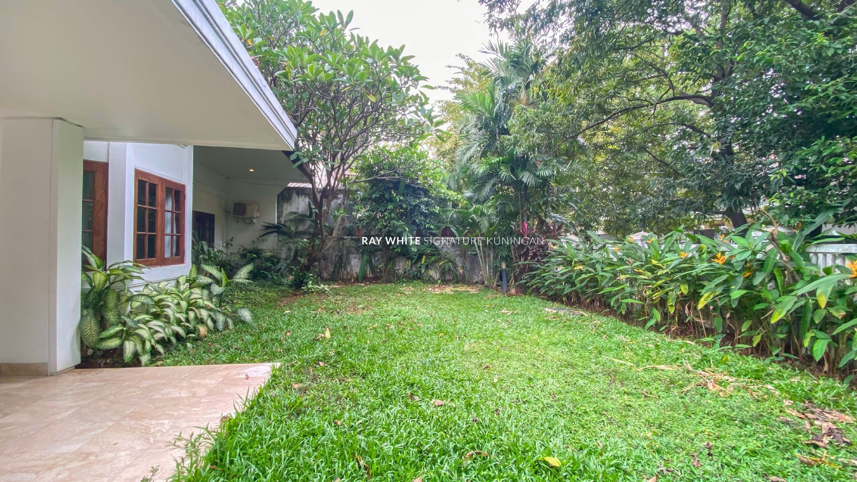 Rumah Hunian Nyaman dengan Kolam Renang di Jl Wijaya Kebayoran Baru