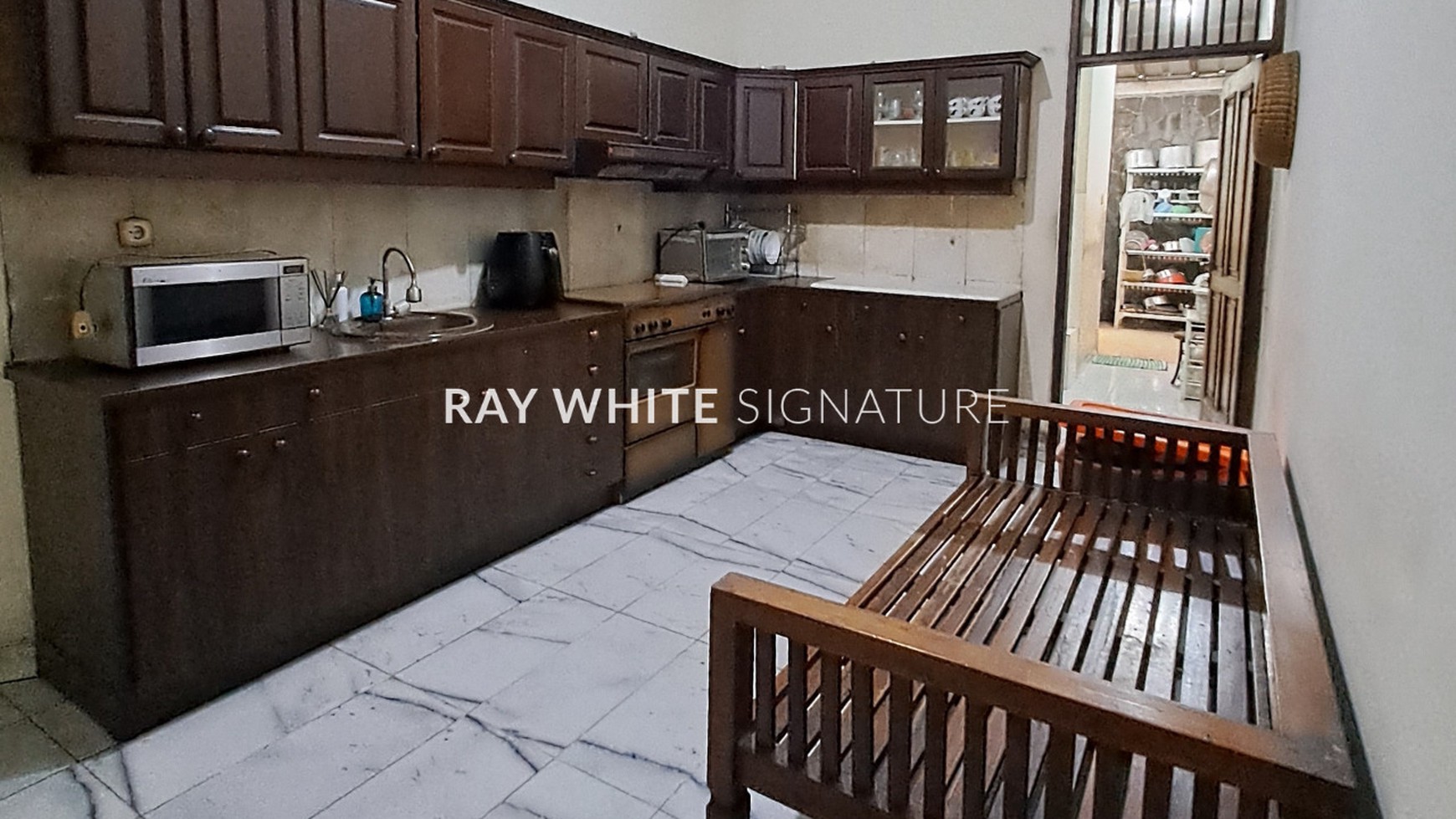 Jual Rumah Lama Terawat di Jl Kejaksaan Pondok Duren Sawit