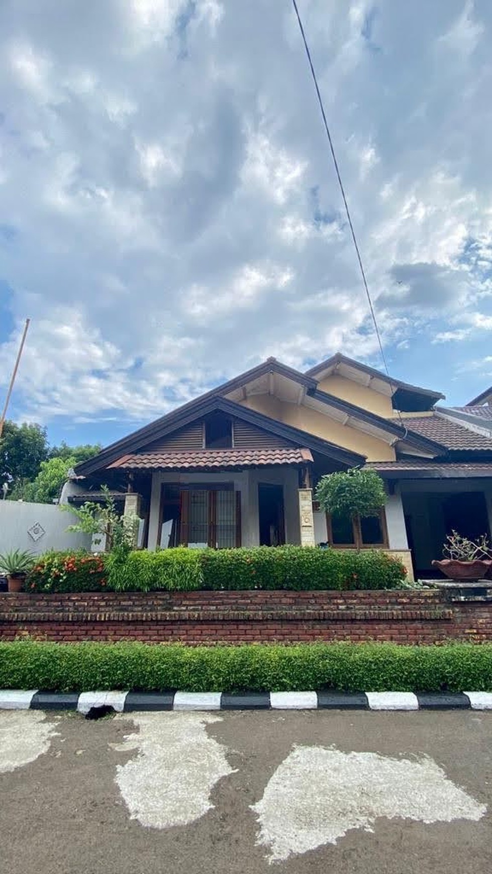 Rumah bangunan kokoh, dalam komplek di Depok