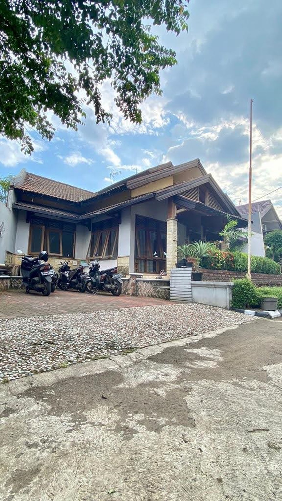 Rumah bangunan kokoh, dalam komplek di Depok